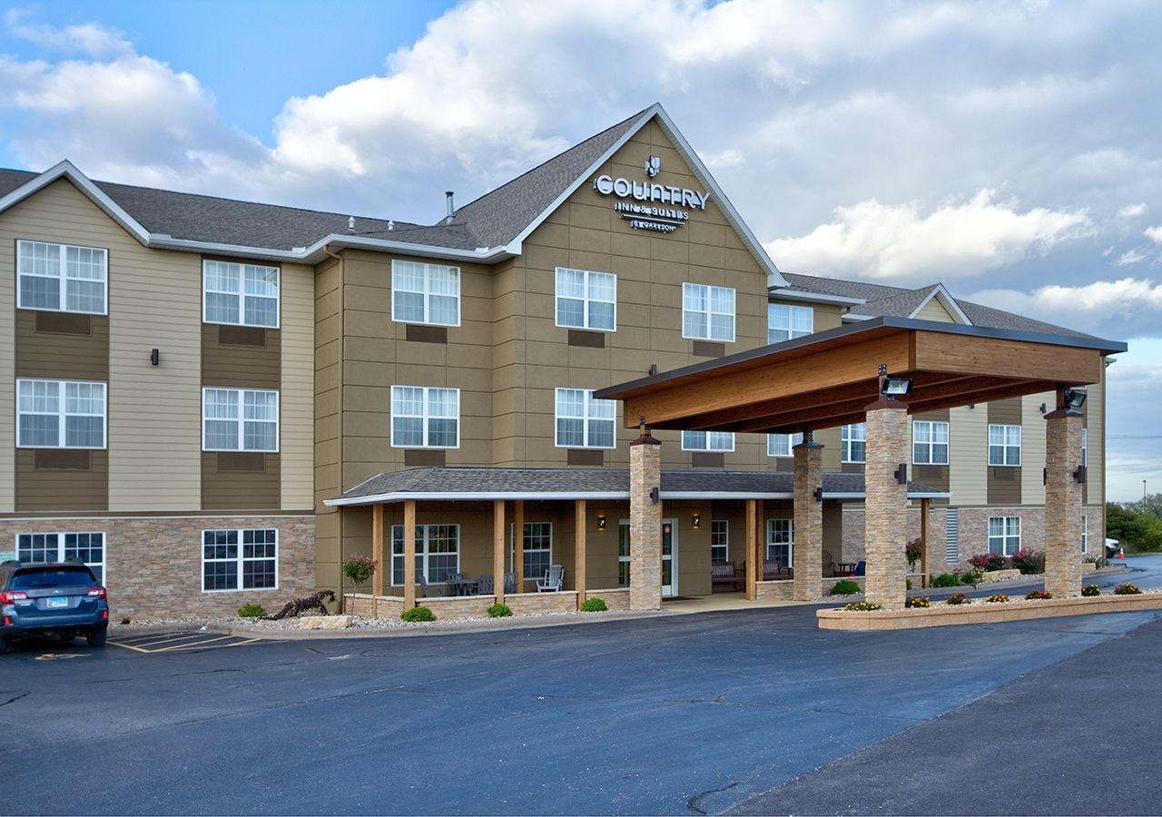 Vista Exterior Country Inn & Suites by Radisson, Moline Airport, IL