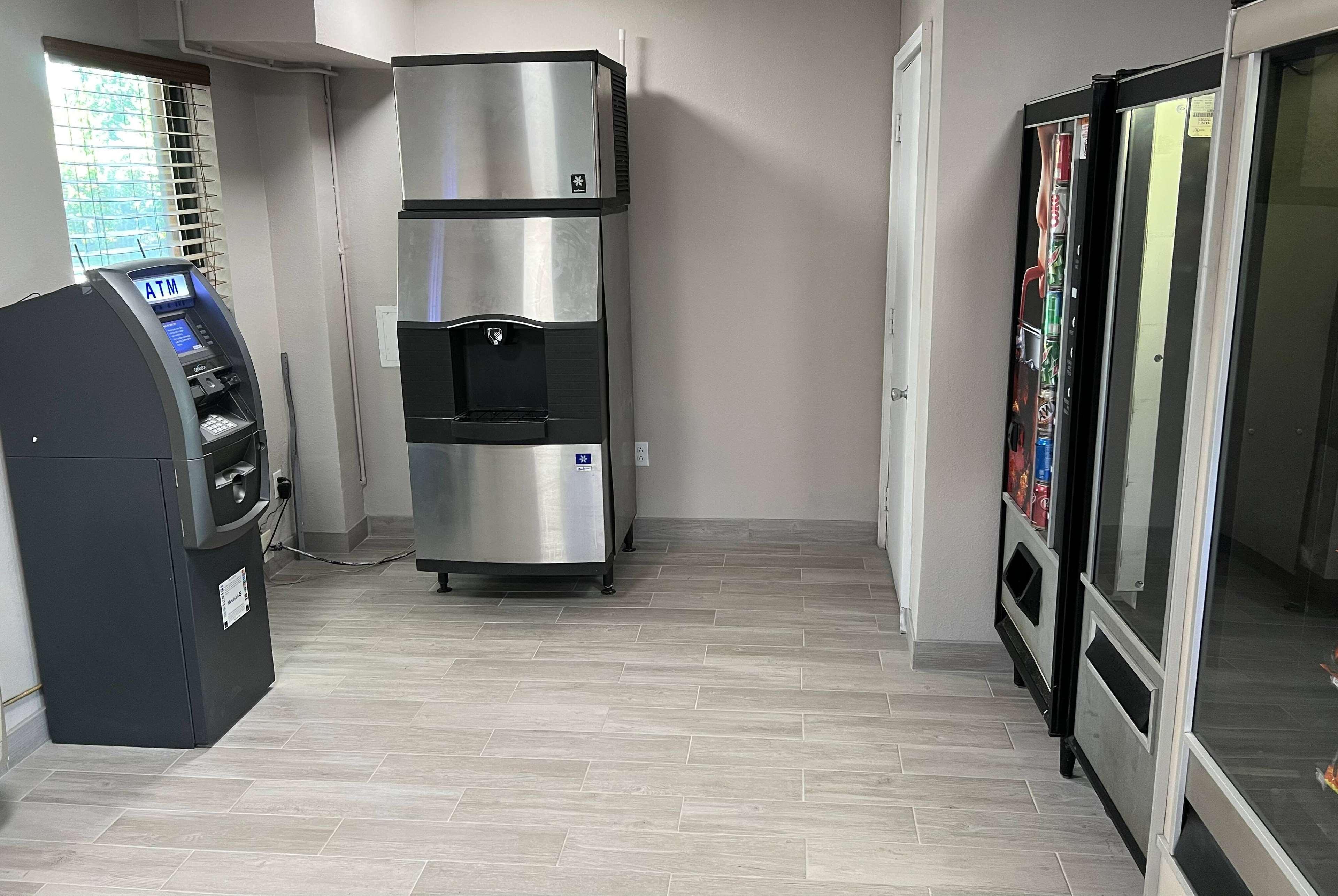 Vista Exterior Days Inn by Wyndham Cincinnati East