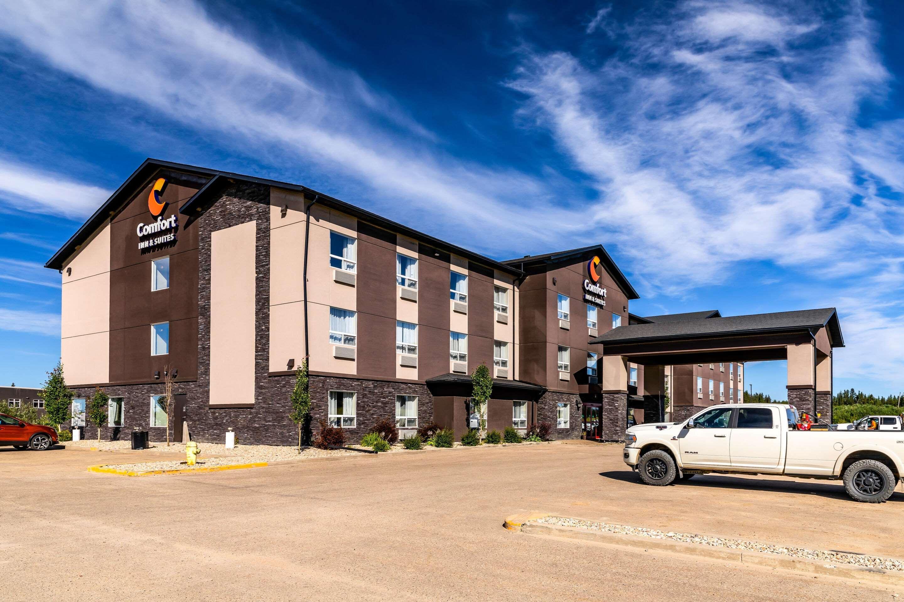 Vista Exterior Comfort Inn & Suites Fox Creek