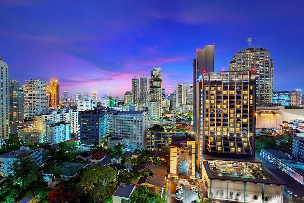 Vista da fachada DoubleTree by Hilton Sukhumvit Bangkok