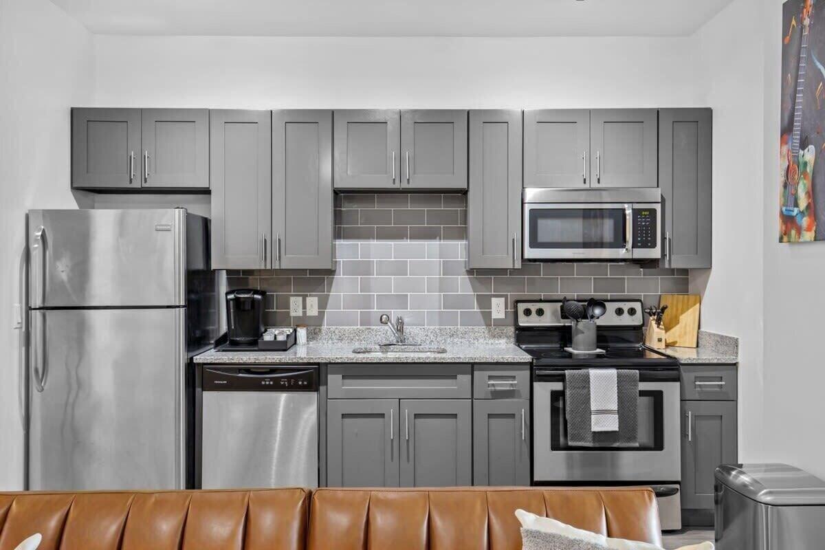 Equipamiento de Habitación TWO CozySuites Music Row with parking