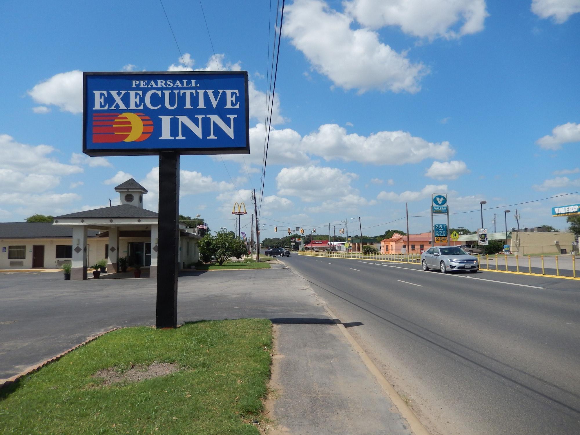 Vista Exterior Pearsall Executive Inn