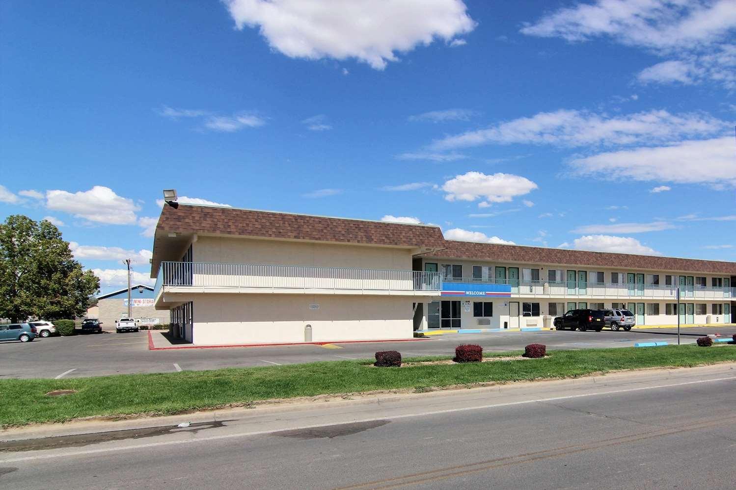 Vista Exterior Motel 6 Farmington, NM