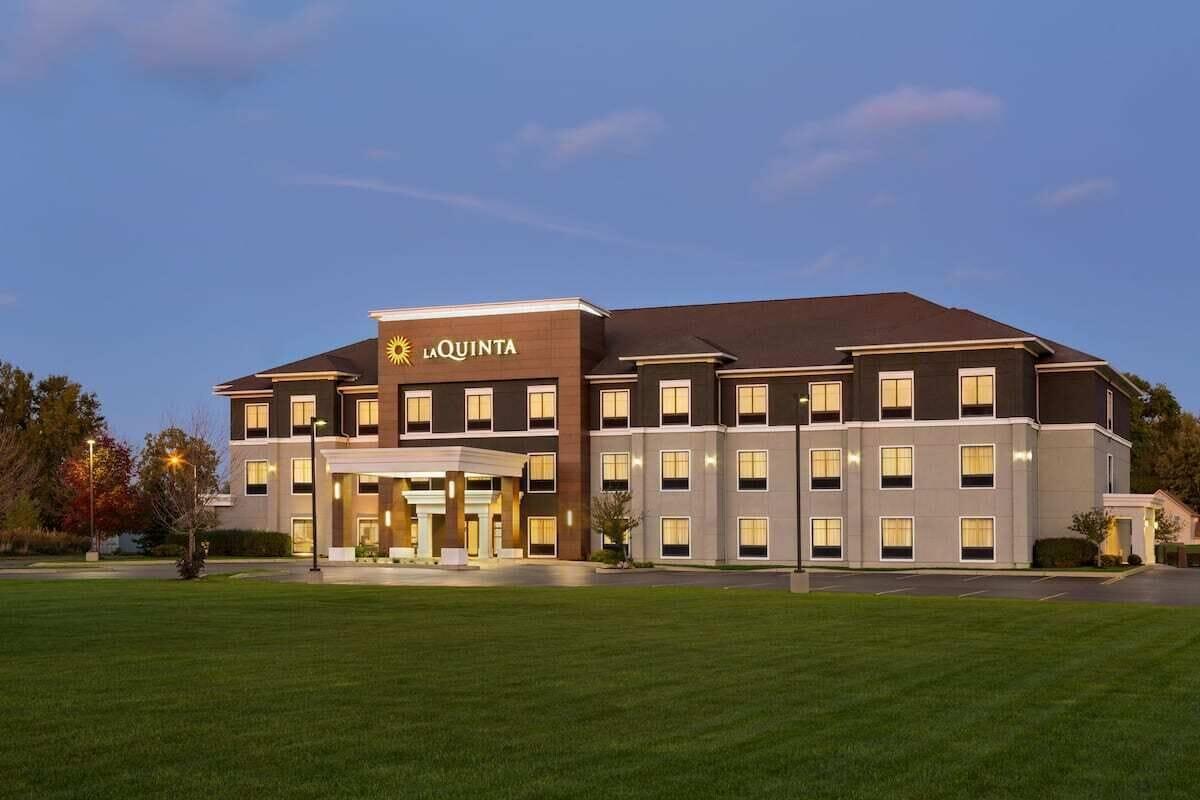 Vista Exterior La Quinta Inn & Suites by Wyndham Lackawanna