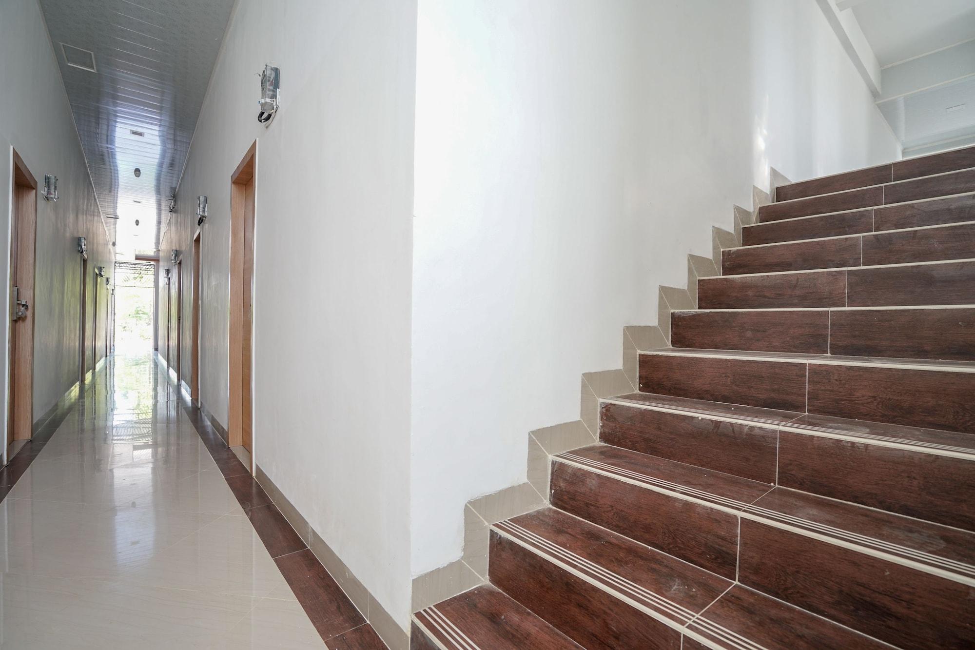 Varios OYO 945 Mega Kost 2