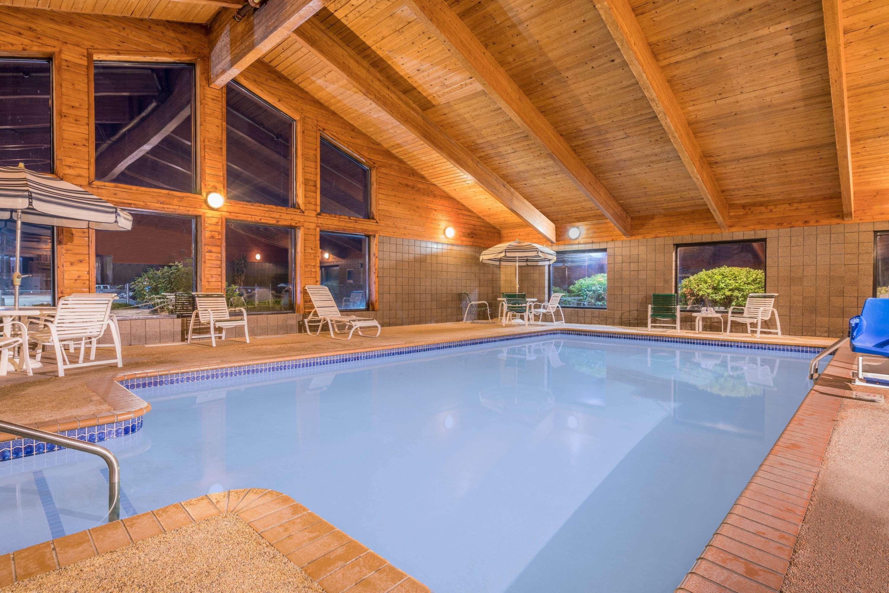 Vista Piscina AmericInn by Wyndham Little Falls
