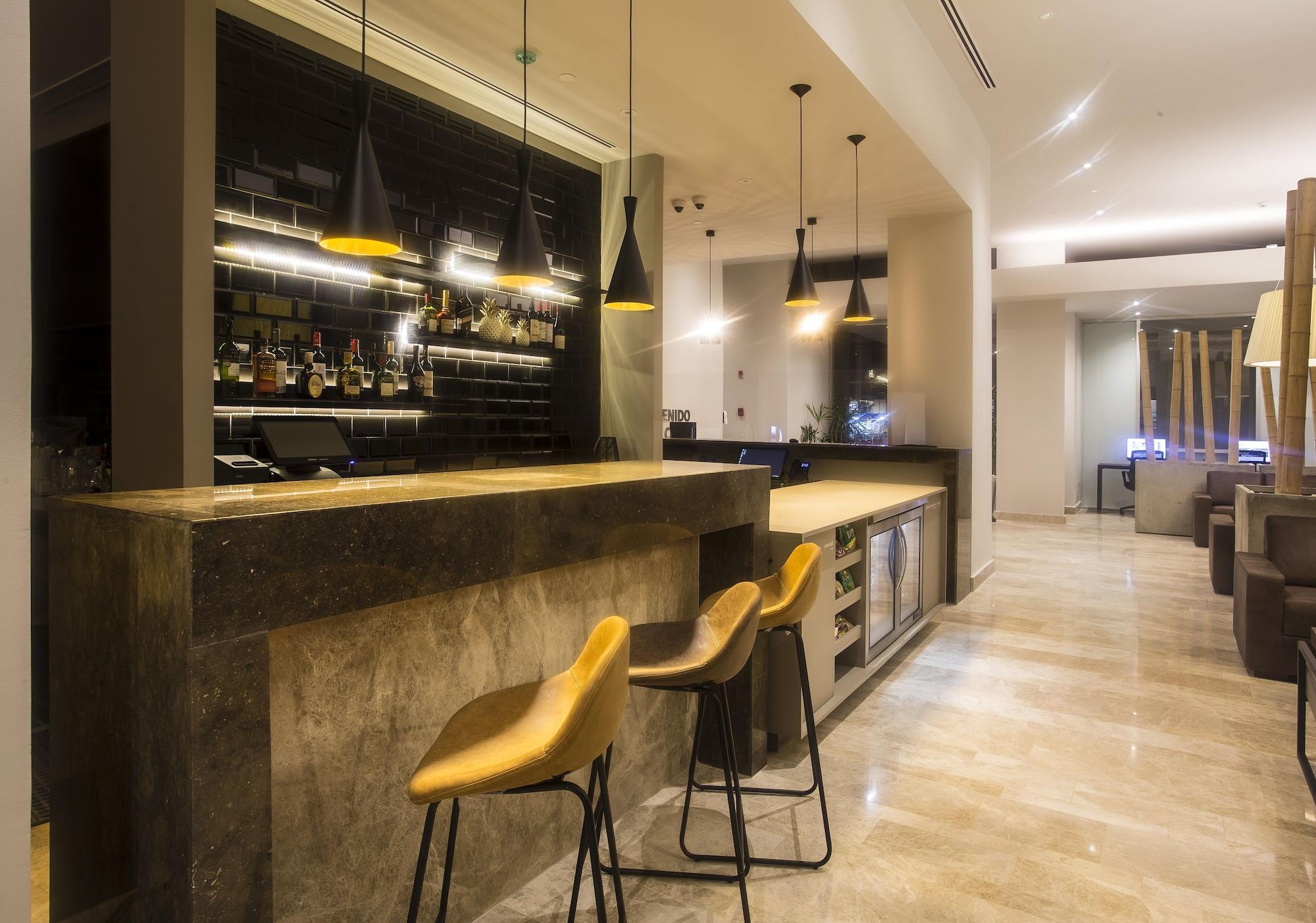 Bar/Salón Hampton by Hilton David