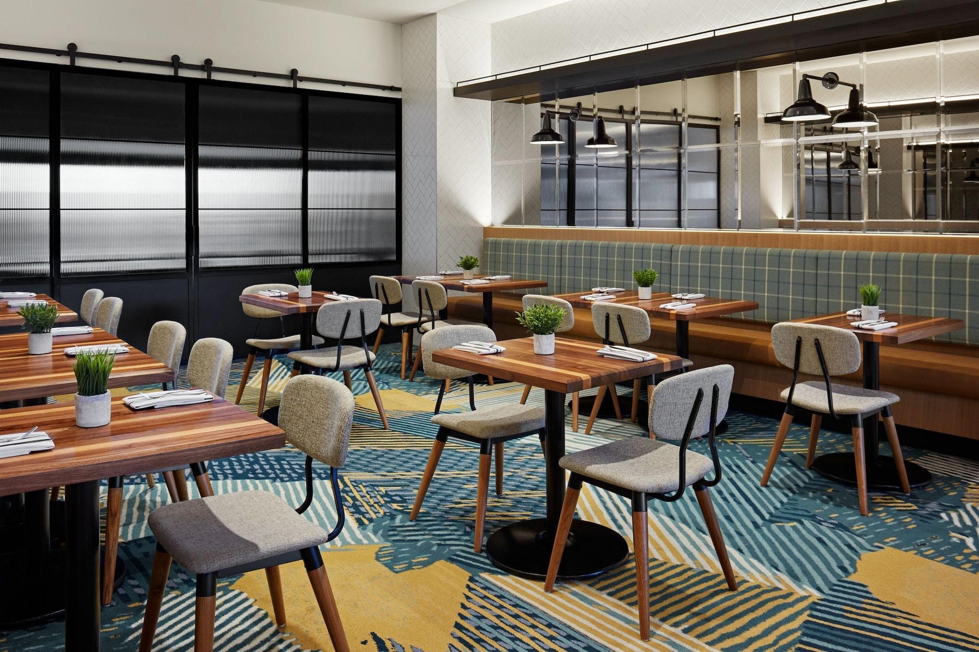 Restaurant Delta Hotels by Marriott Calgary Airport In-Terminal