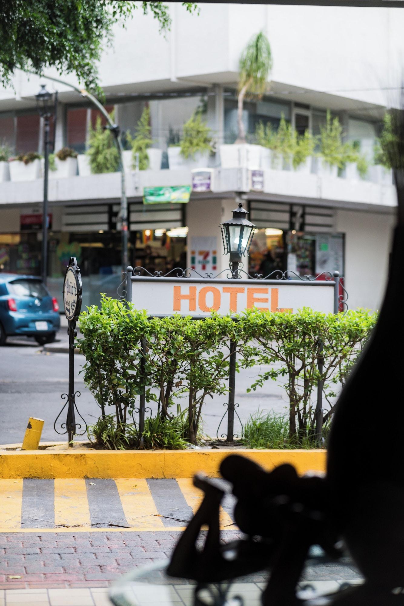 Vista Exterior Hotel Don Quijote Plaza