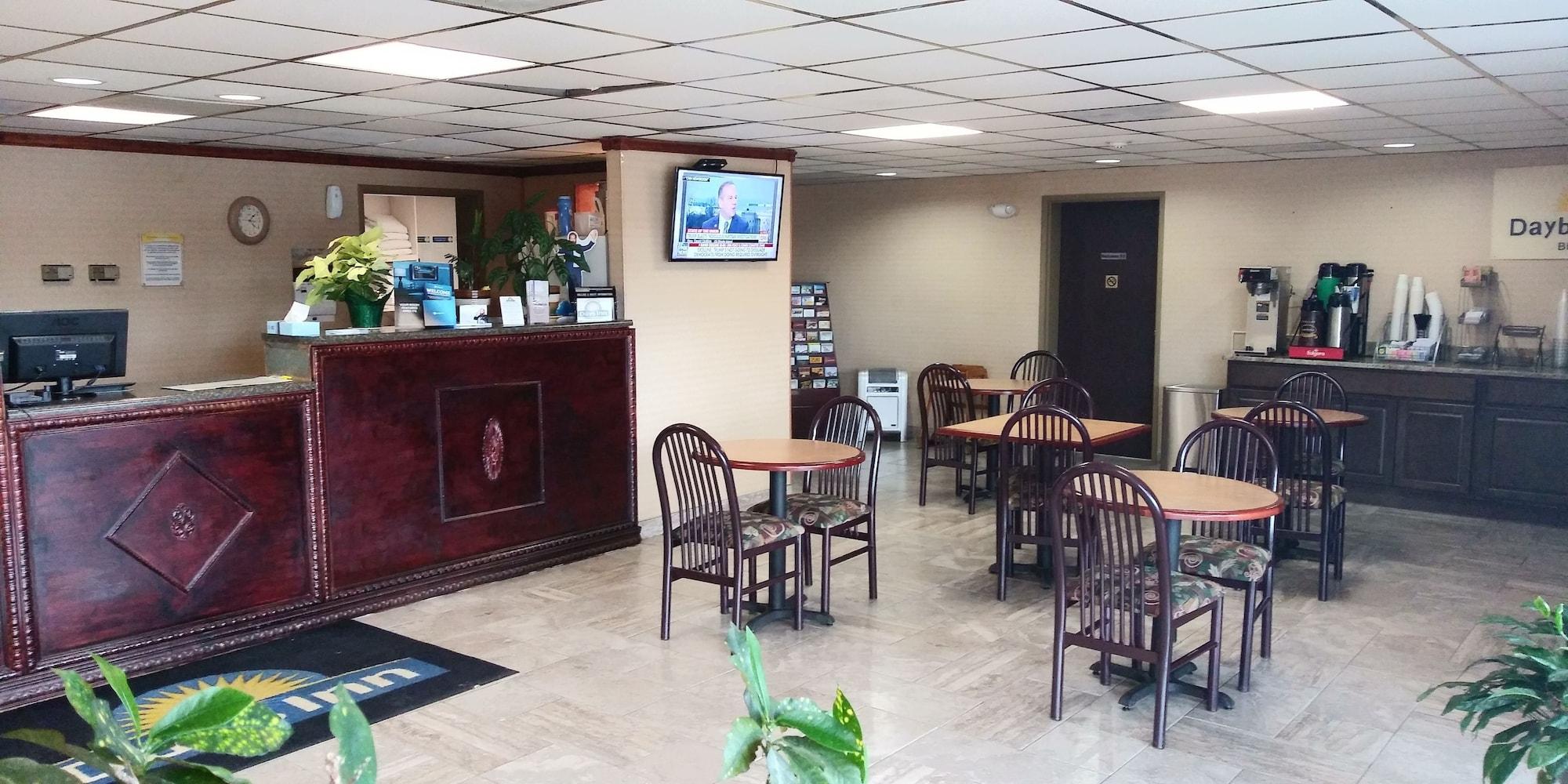 Vista Lobby Days Inn by Wyndham Morehead