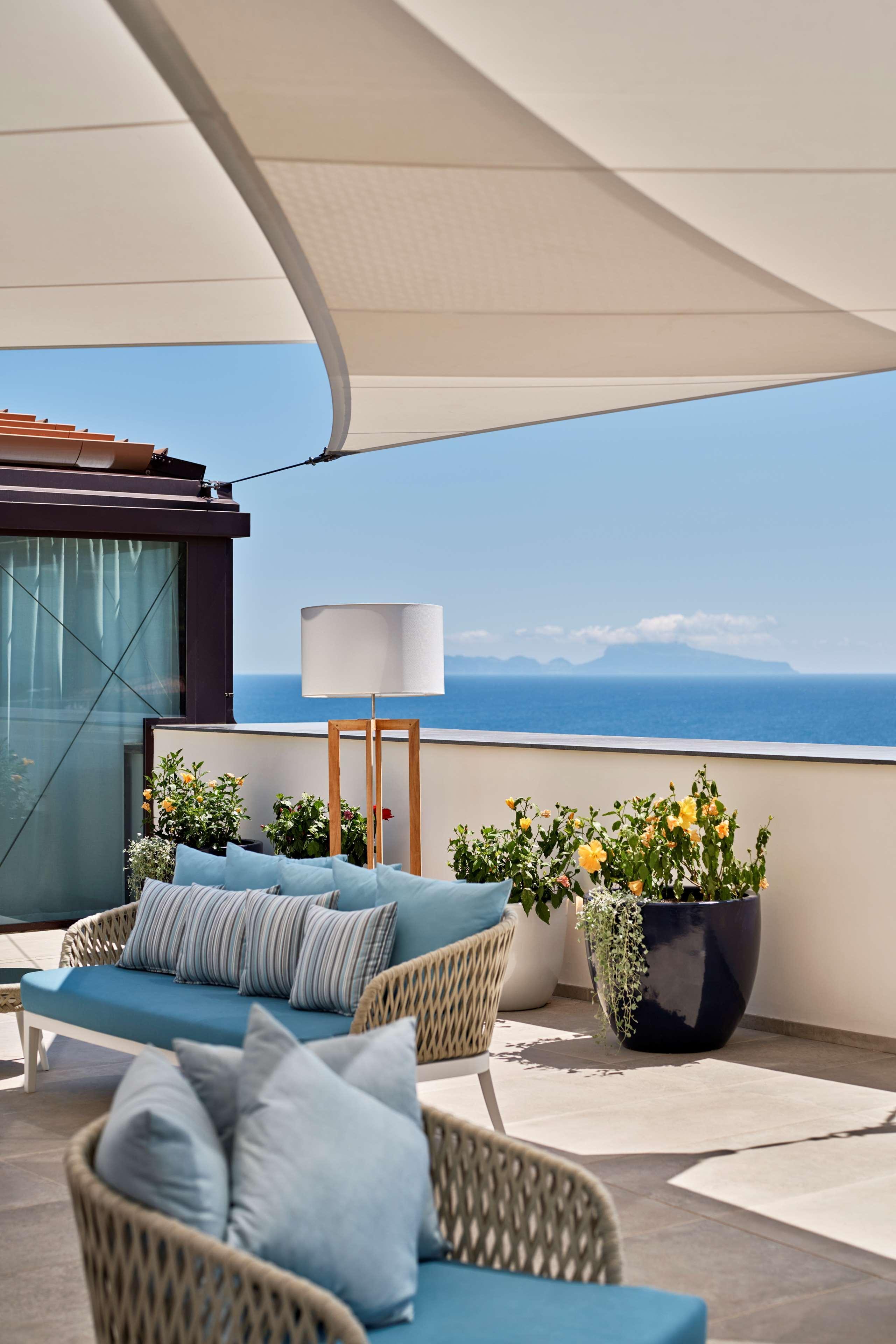 Vista Exterior De Bonart Naples, Curio Collection by Hilton