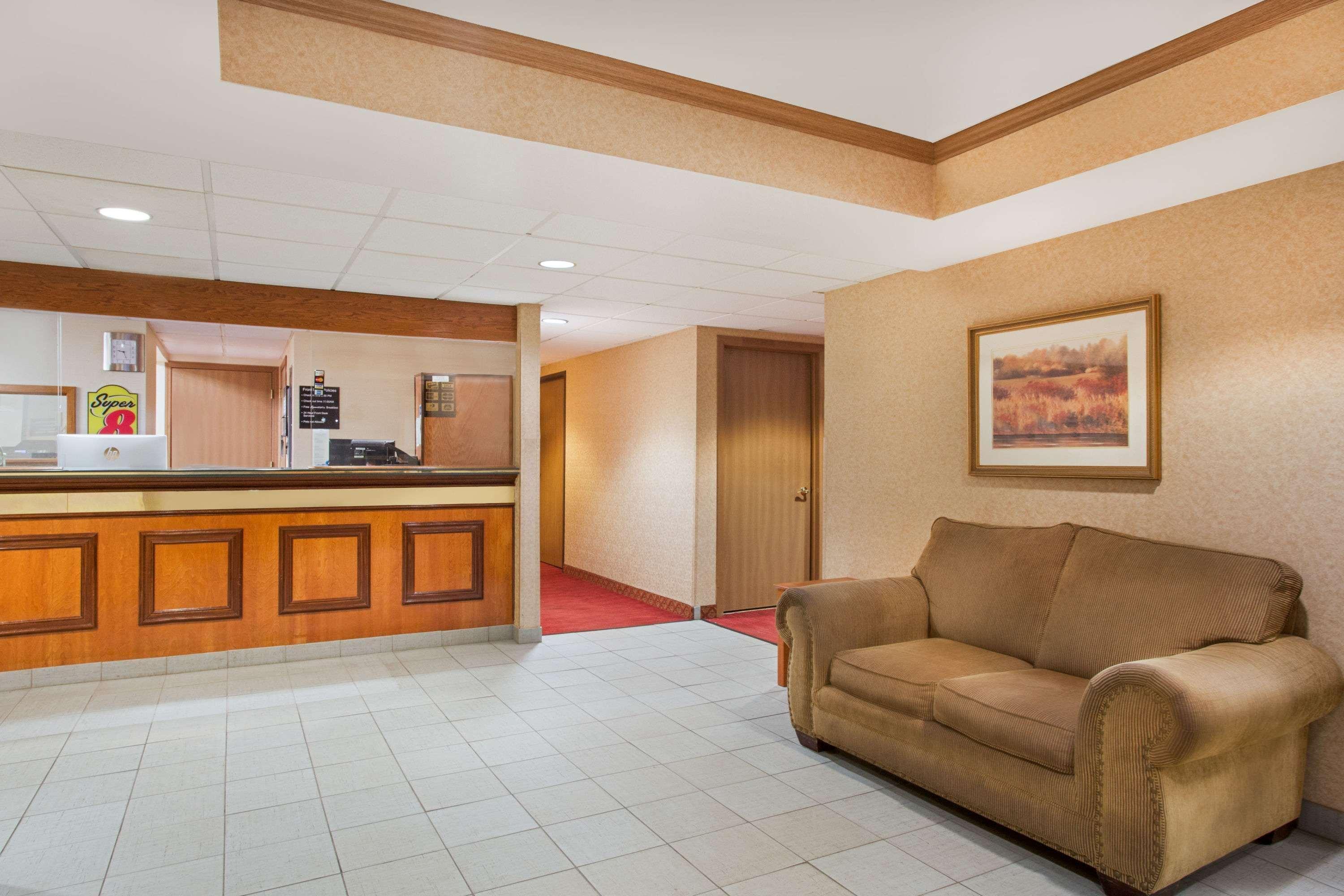 Vista Lobby Super 8 by Wyndham Defiance