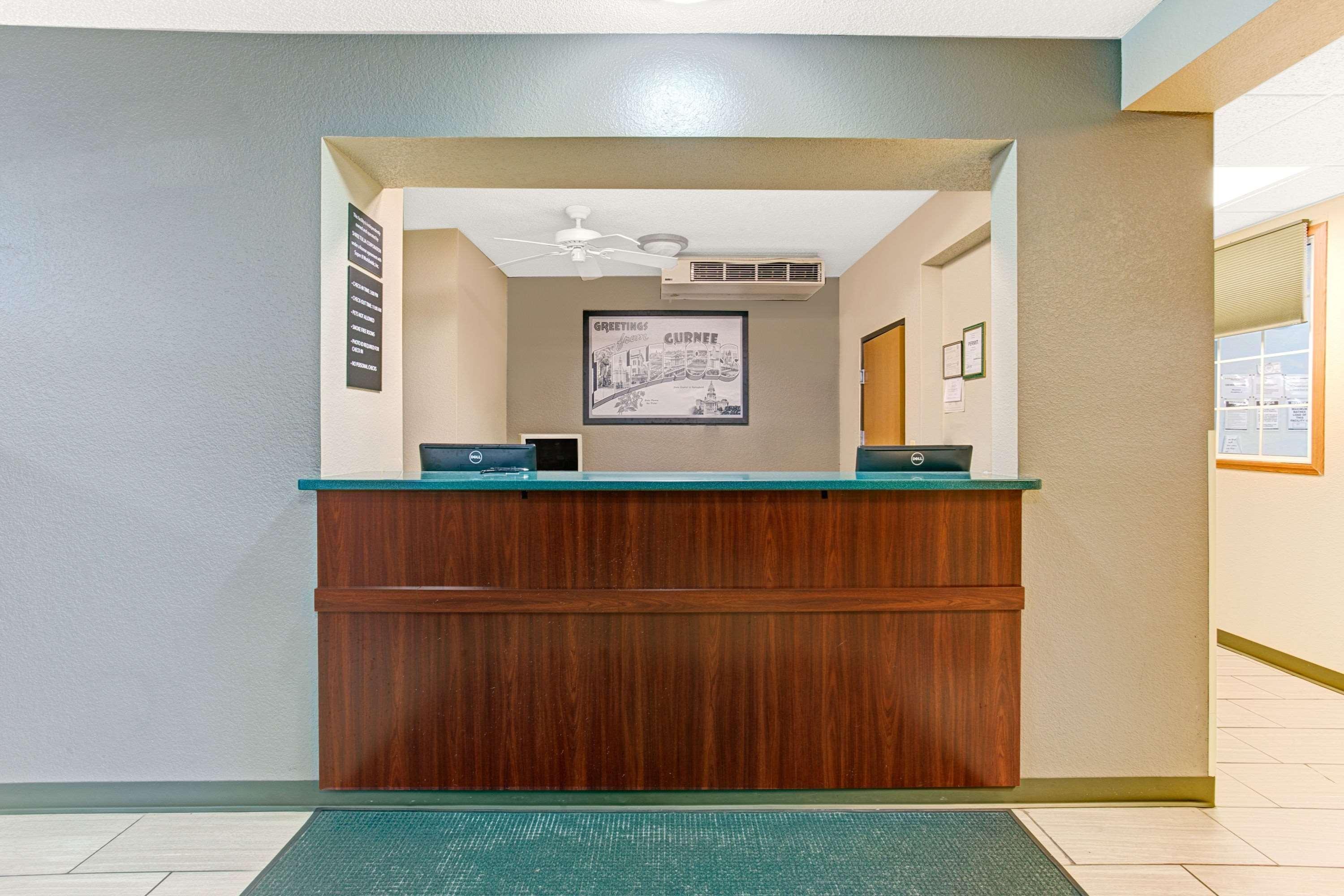 Vista Lobby Super 8 by Wyndham Gurnee