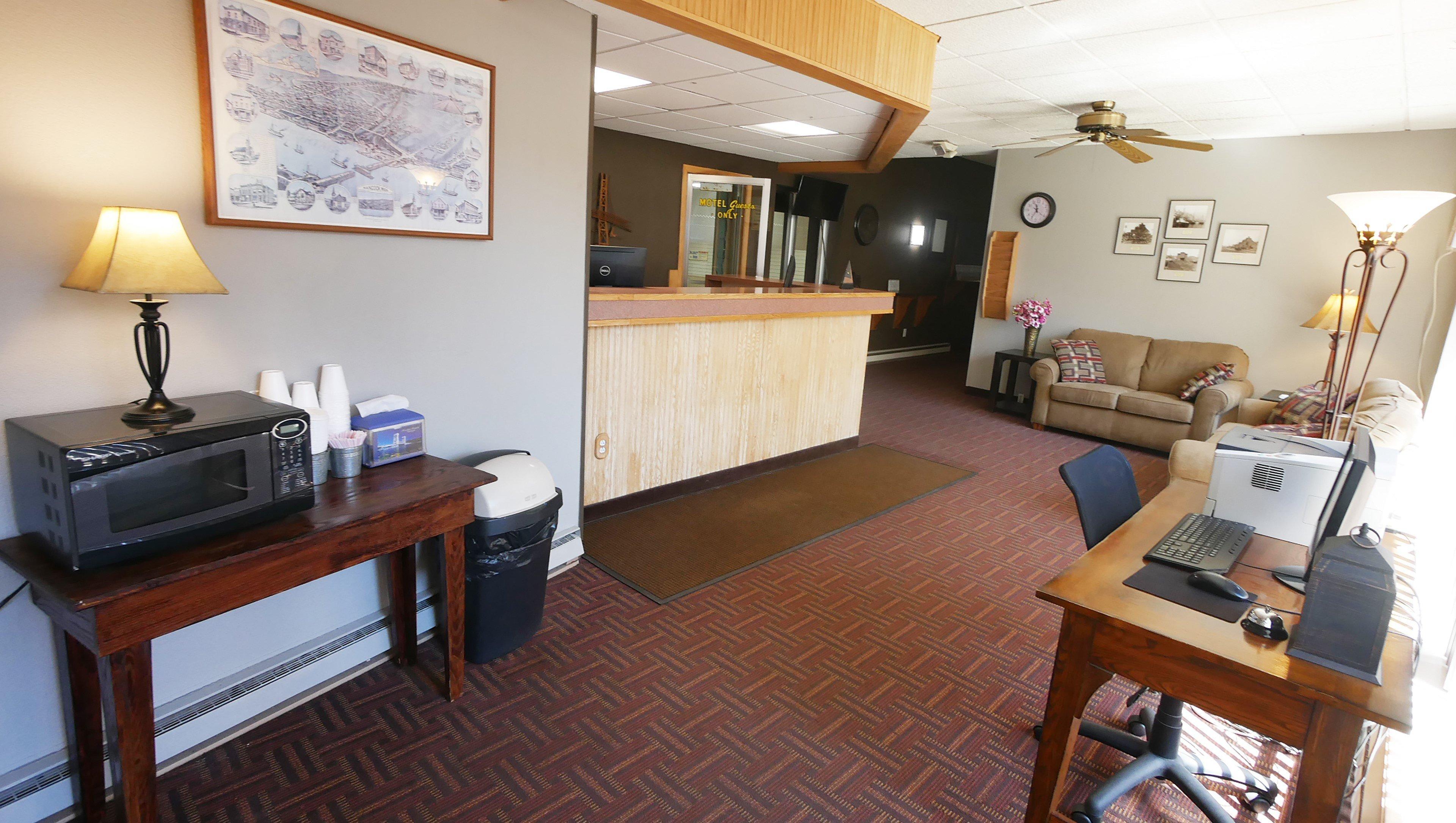 Vista Lobby Magnuson Hotel Copper Crown