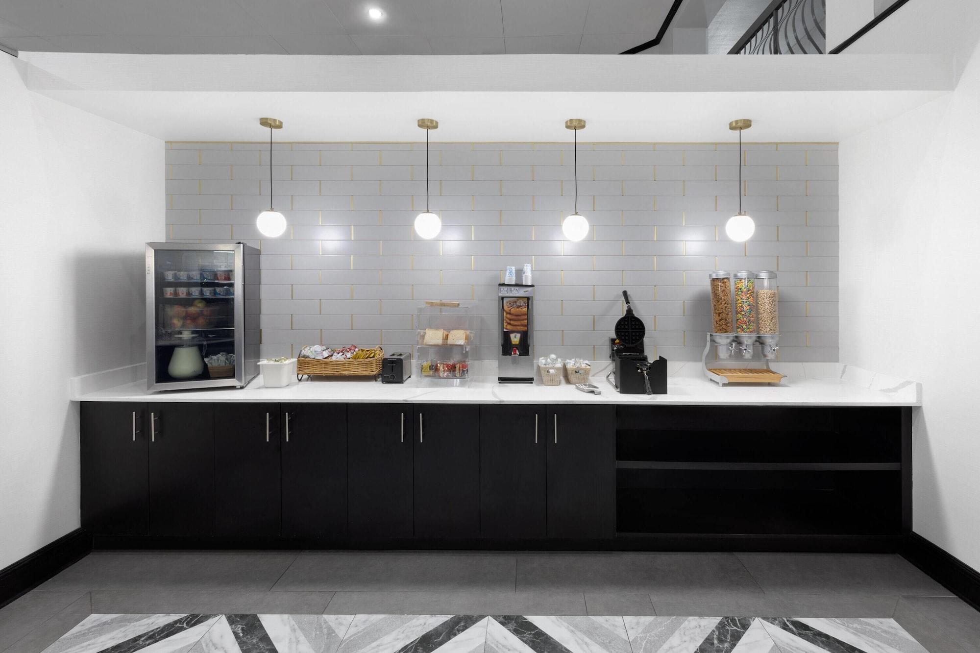 Restaurant La Quinta Inn & Suites by Wyndham Houston Bush IAH South