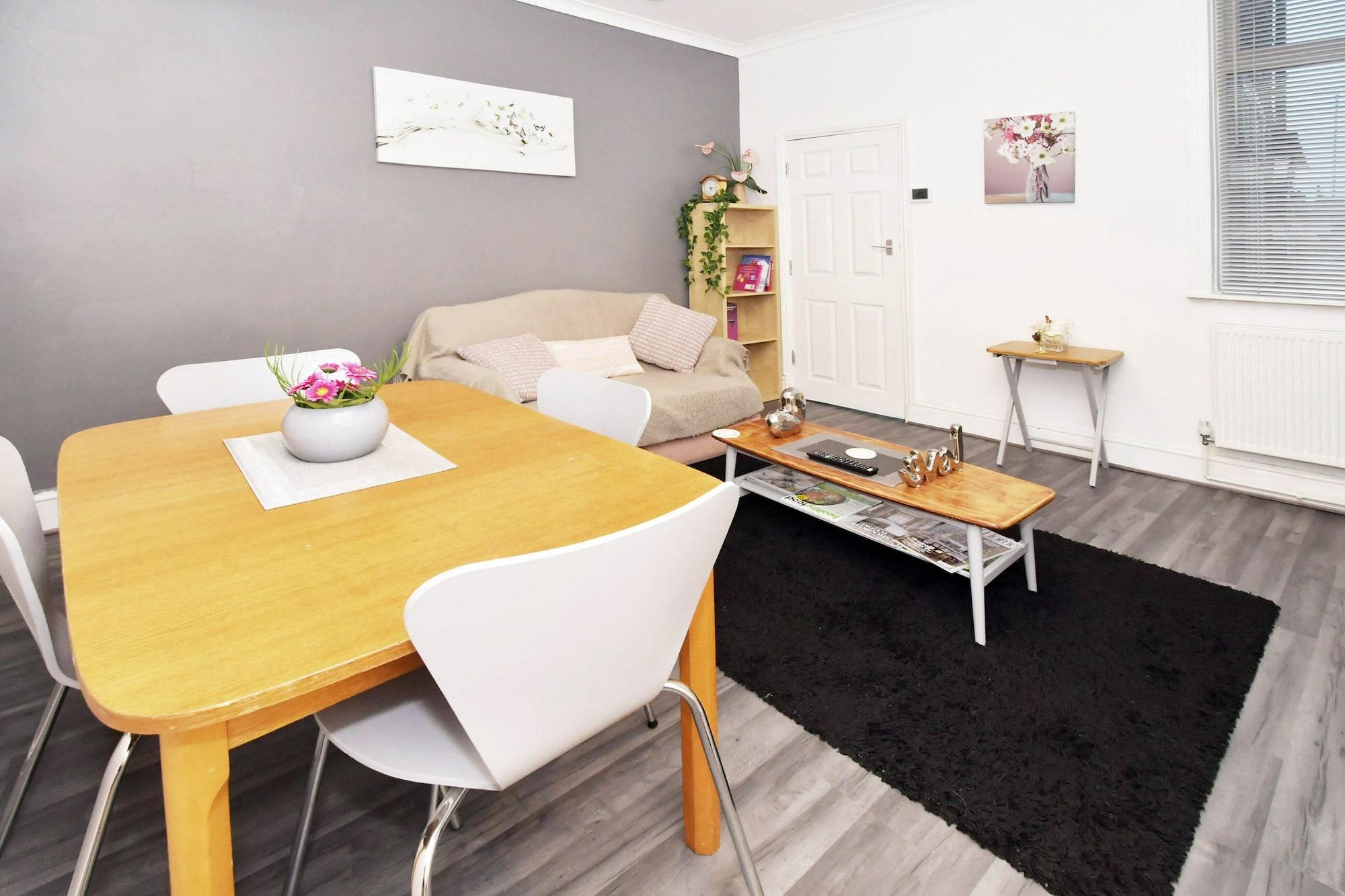 Varios Townhouse @ Hanley Road Stoke