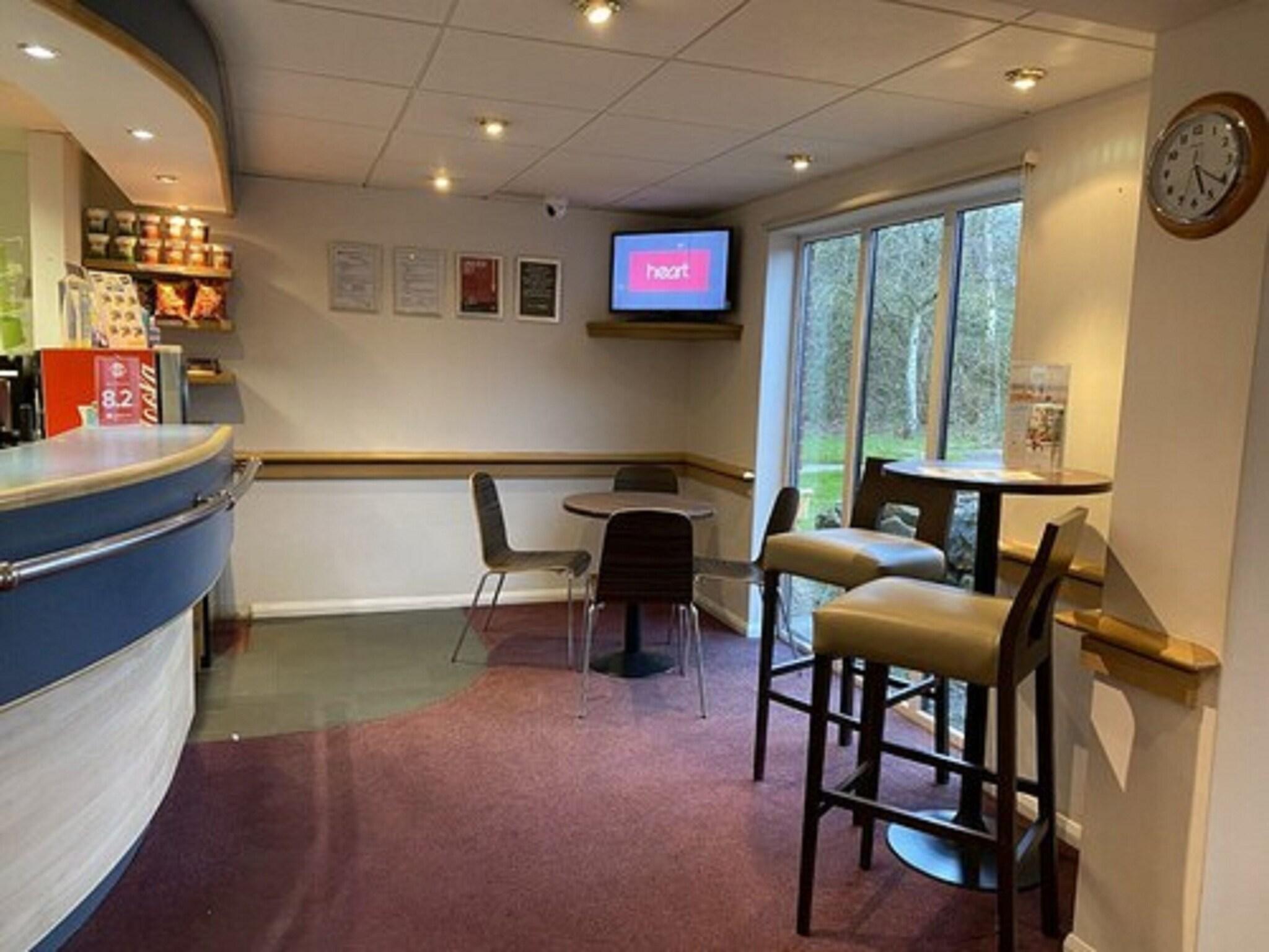 Restaurant Days Inn By Wyndham Michaelwood M5