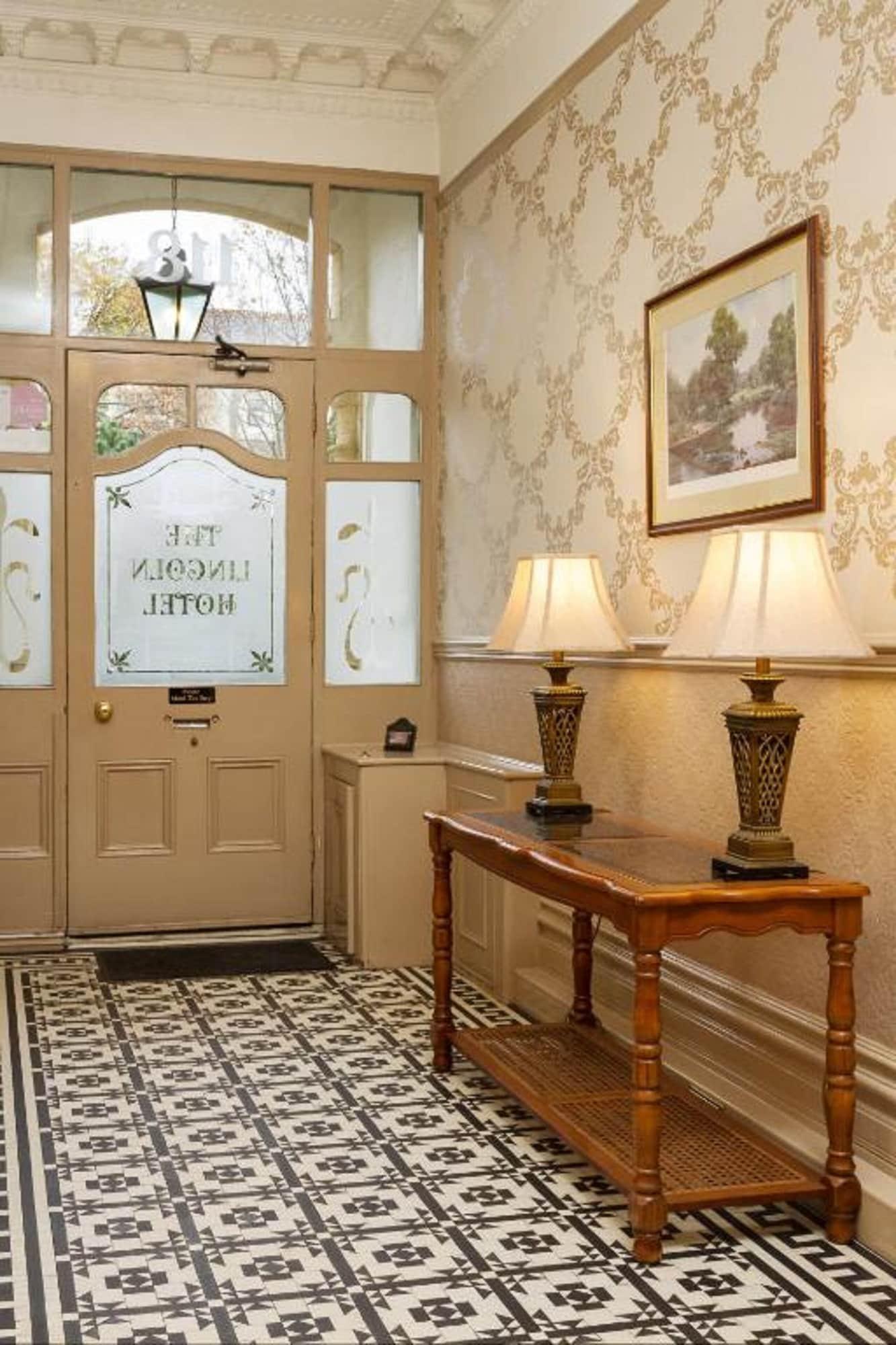 Vista Lobby Lincoln House Hotel