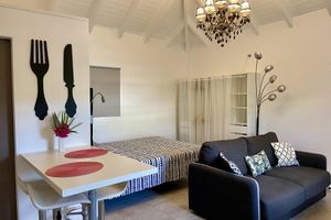 Alquiler Vacacional - STUDIO , 2 mn to friar's bay BEACH / CONDO COSI with a little garden