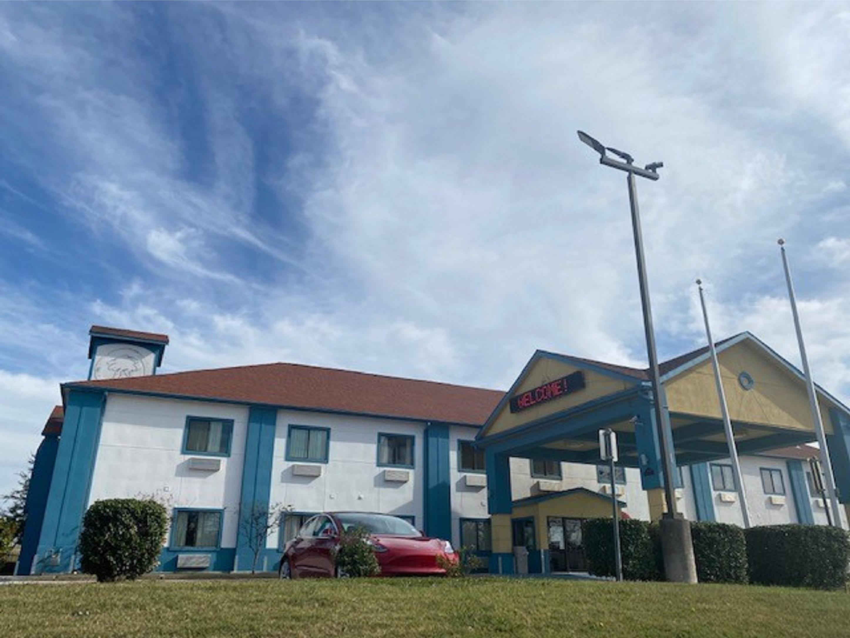 Varios Tropicana Inn and Suites