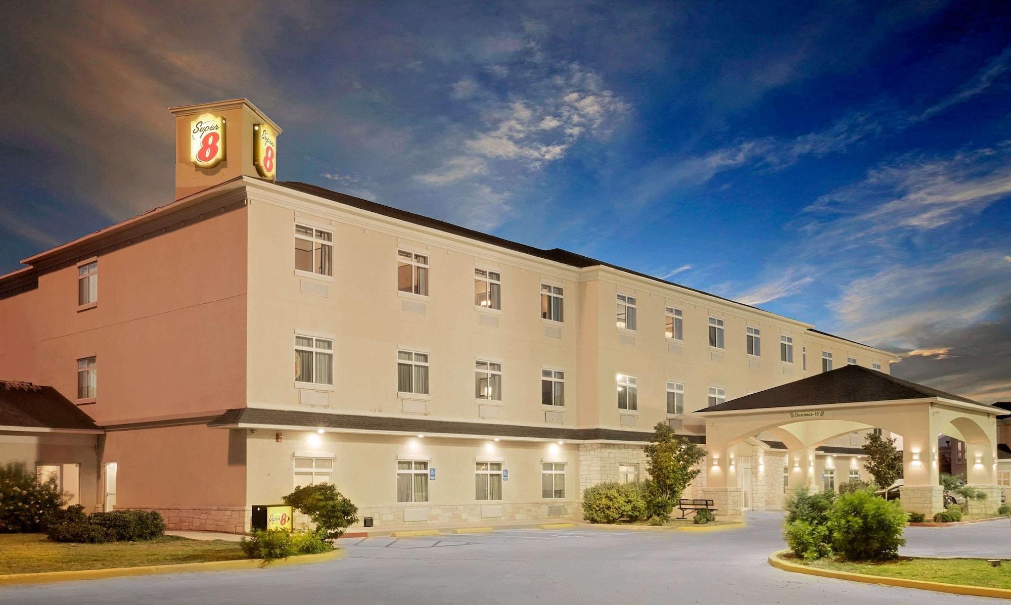 Vista Exterior Super 8 by Wyndham Odessa TX