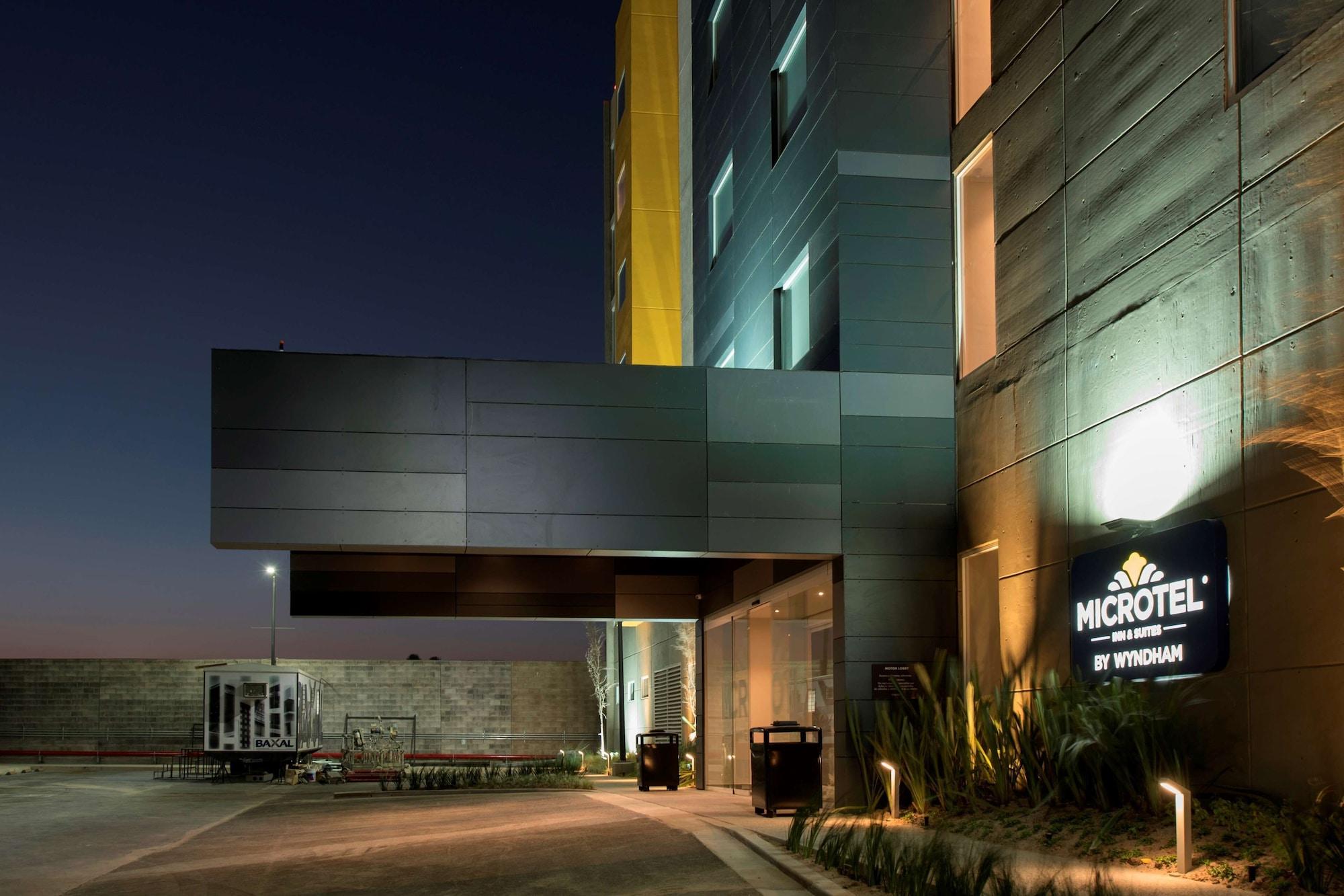 Vista Exterior Microtel Inn & Suites by Wyndham San Luis Potosi
