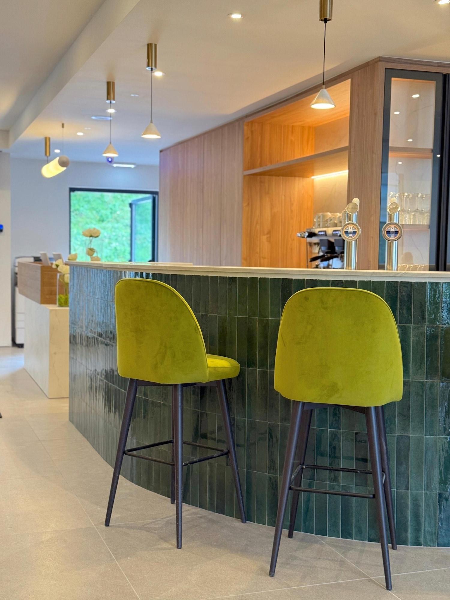 Vista Lobby Lake and More Suite Hotel