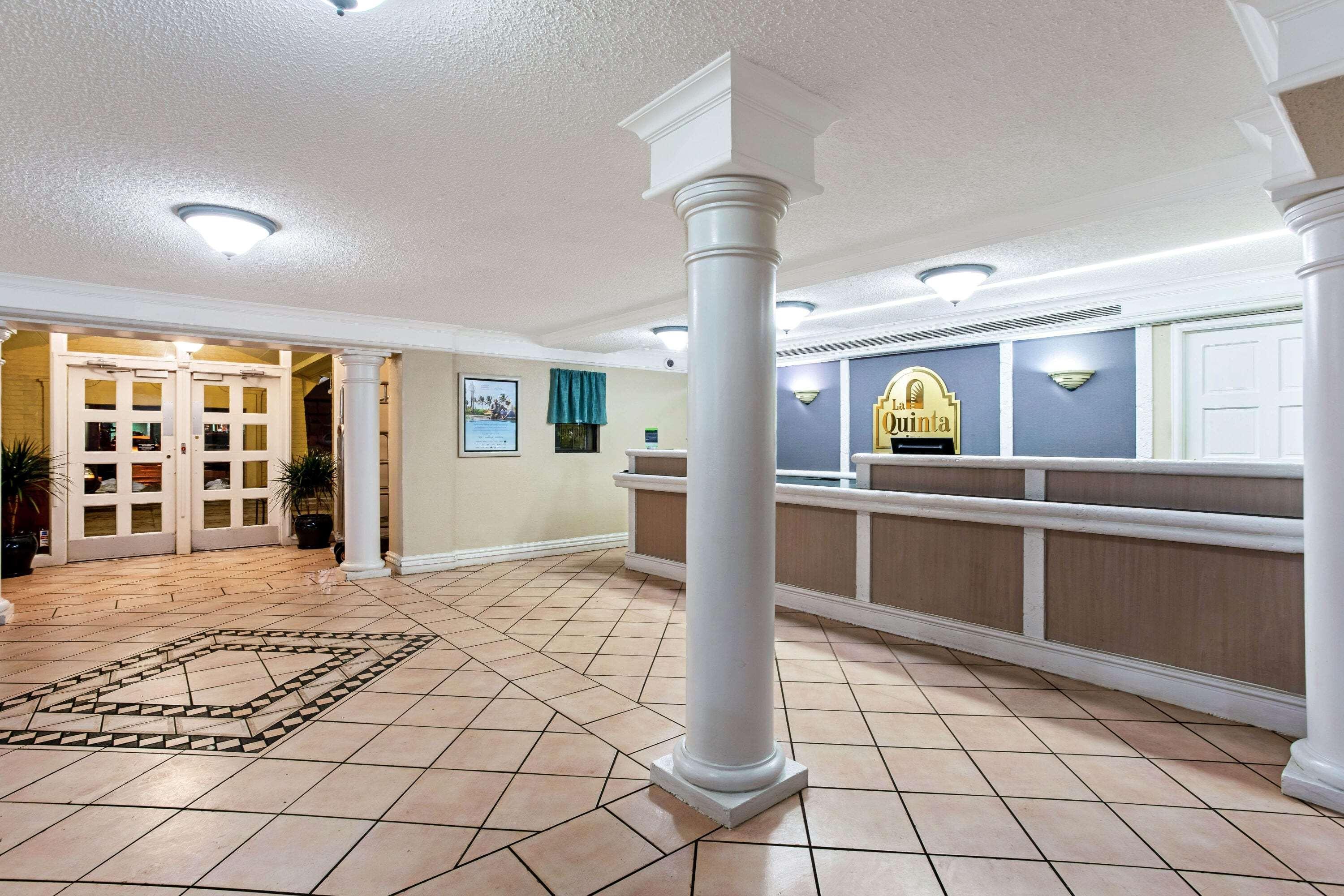 Vista Lobby La Quinta Inn by Wyndham Denver Northglenn