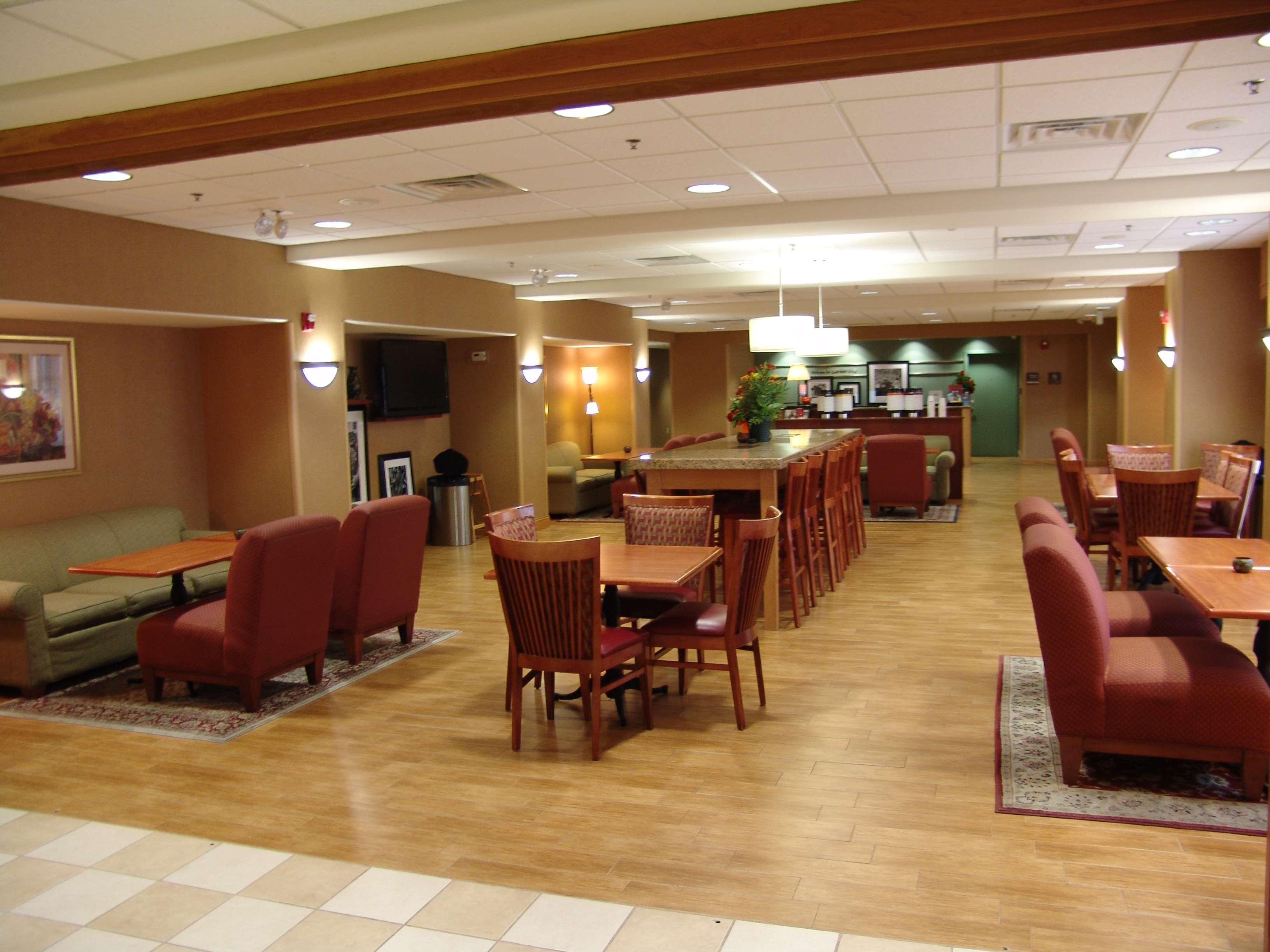 Vista Lobby Hampton Inn Garden City