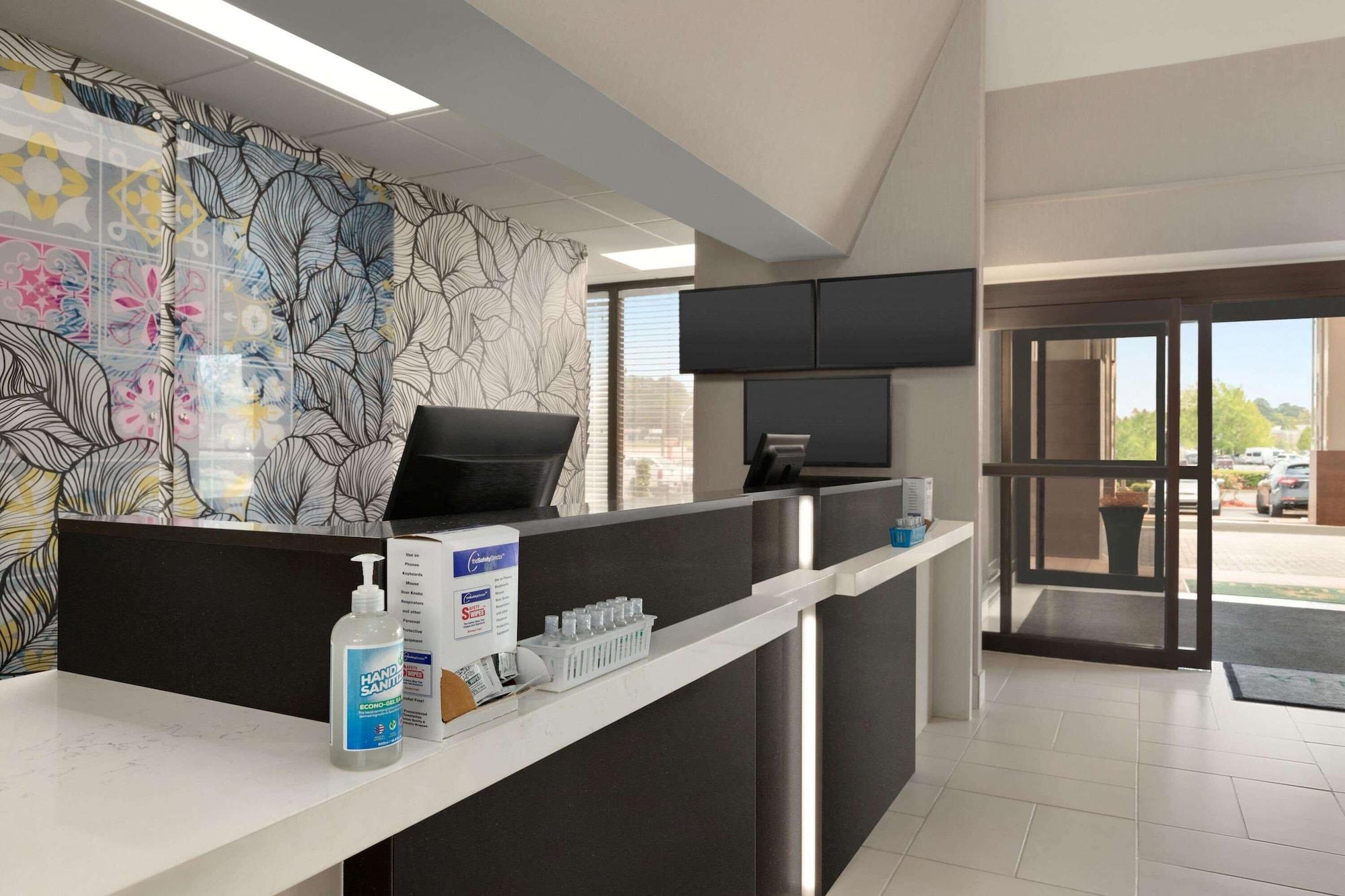 Vista Lobby La Quinta Inn & Suites by Wyndham Dothan