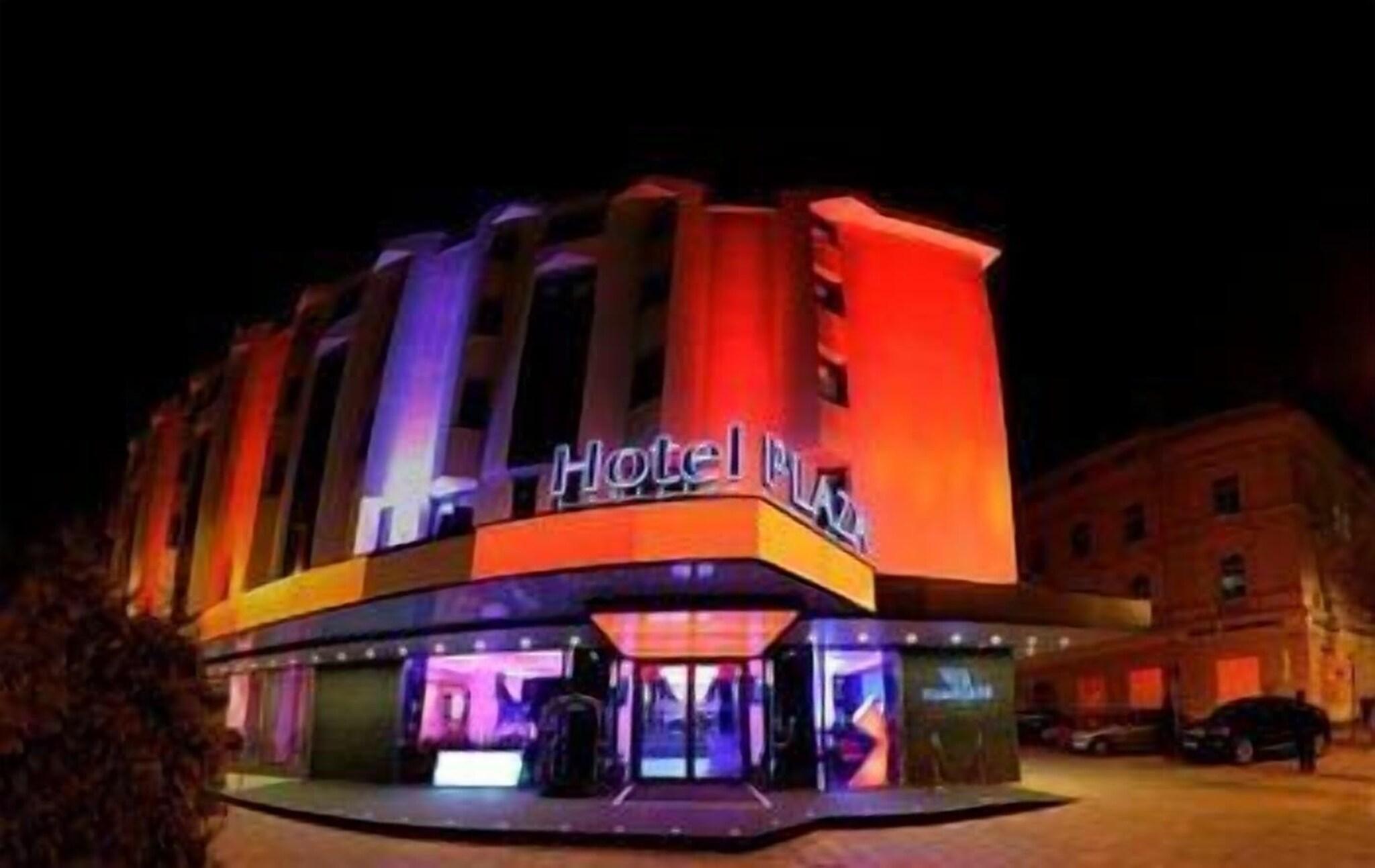 Vista Exterior Plaza V Hotel