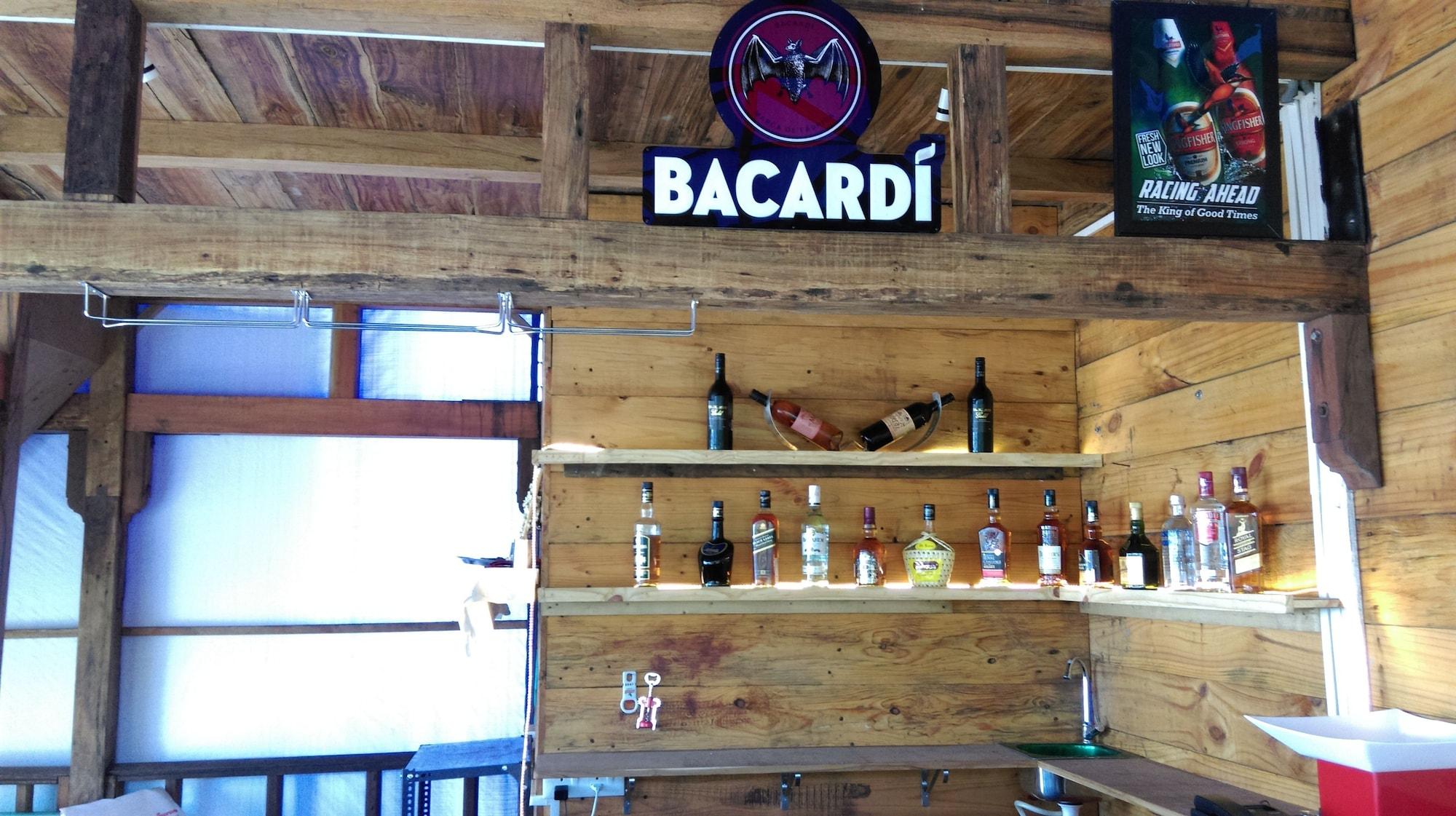 Bar/Salón Shining Sand Beach Hotel