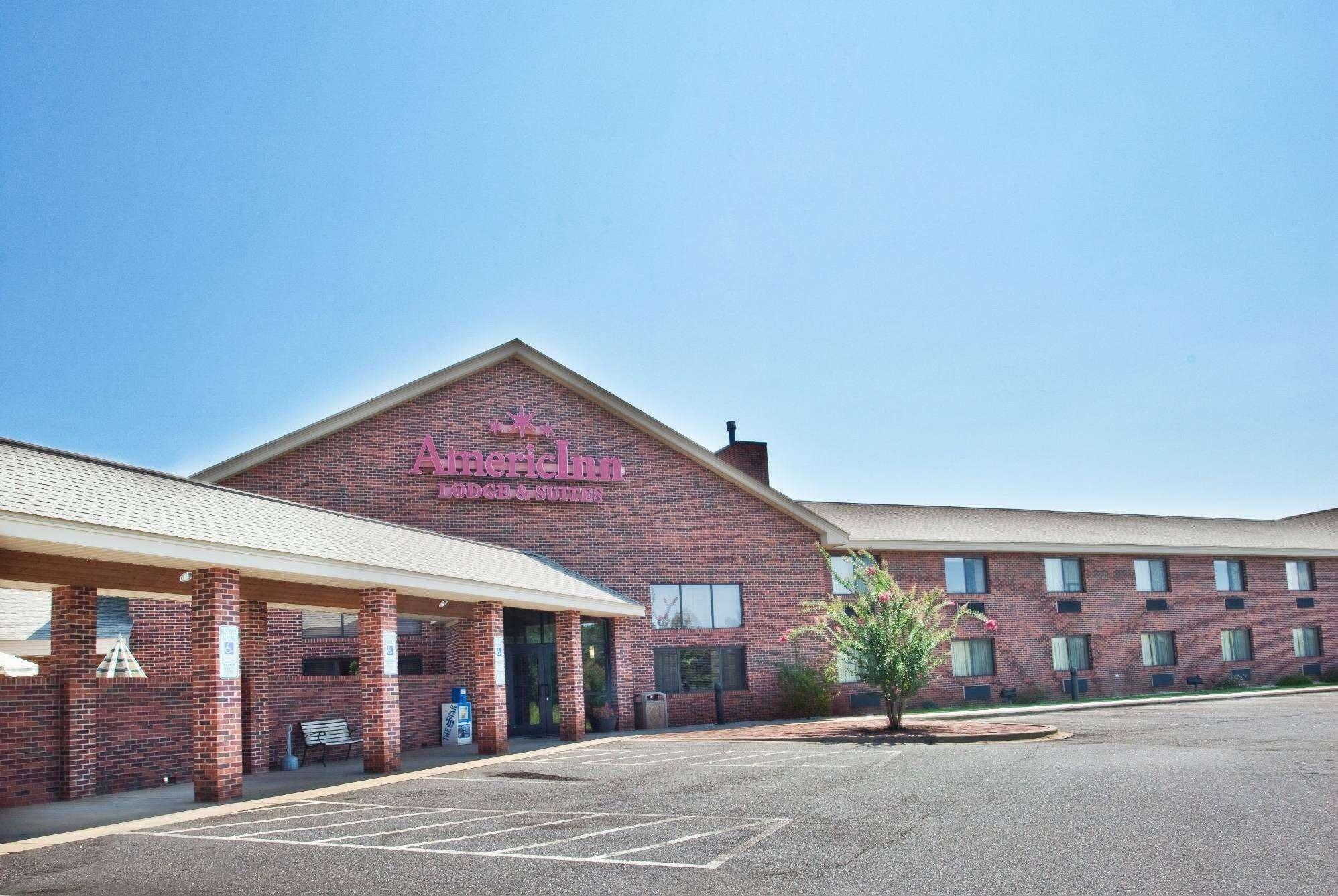 Vista Exterior AmericInn by Wyndham Boiling Springs Near Gardner Webb U