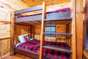 Alquiler Vacacional - Epic Mountain Retreat: Pool Table, Dining/Gathering, ADA compliant, Creek Lot