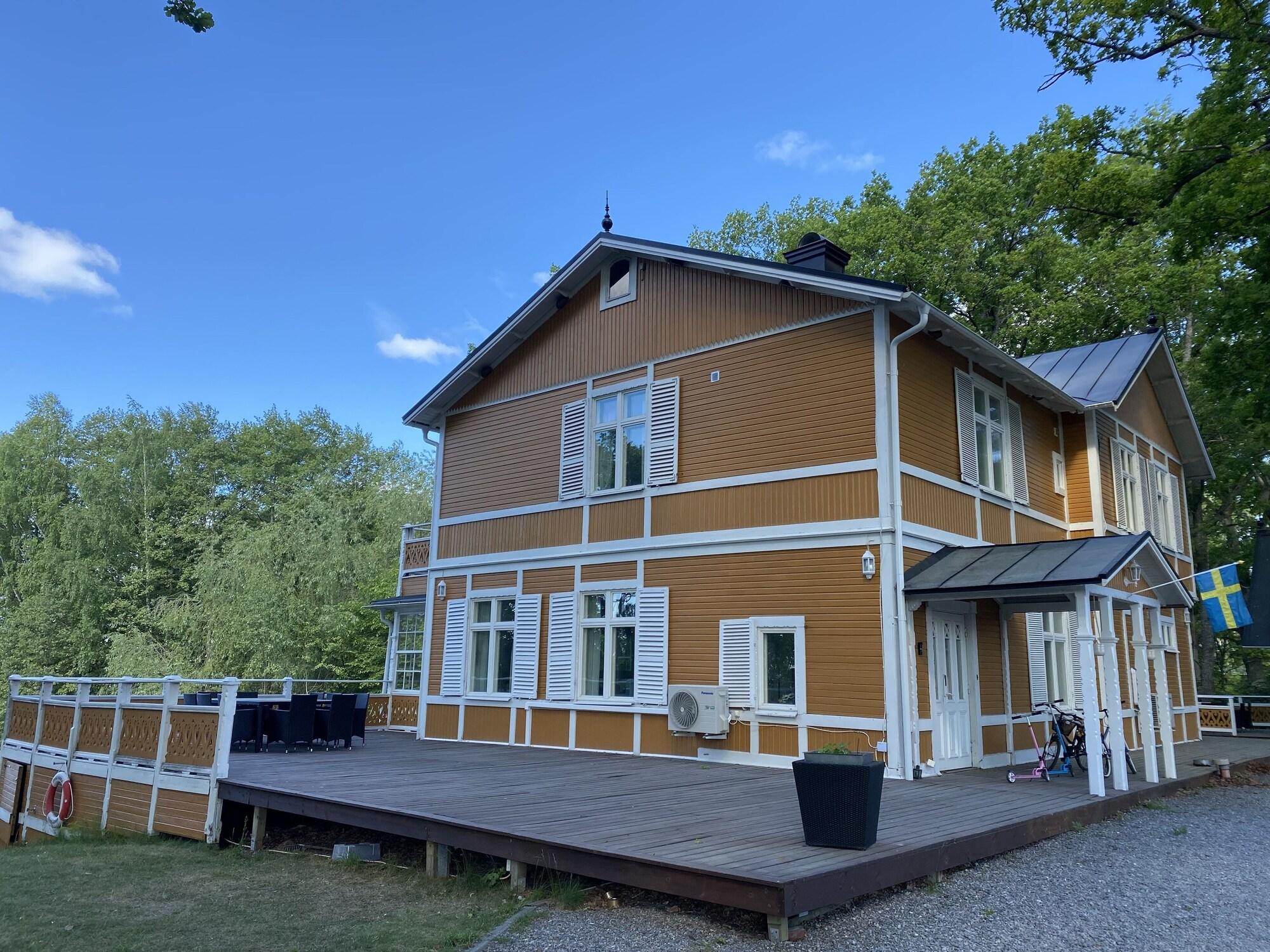 Vista Exterior Beautiful lake view house