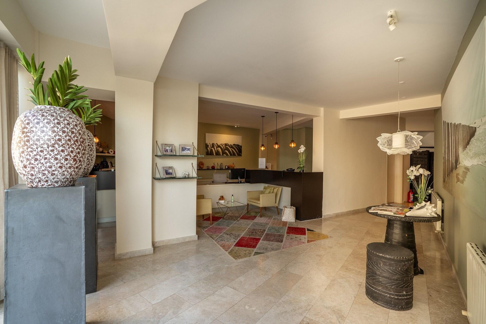 Vista Lobby Med-Inn Hotel