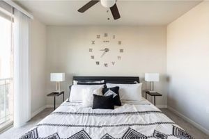 Alquiler Vacacional - Modern Condo|  King Bed, Fast Wi-Fi, Gym, Pool