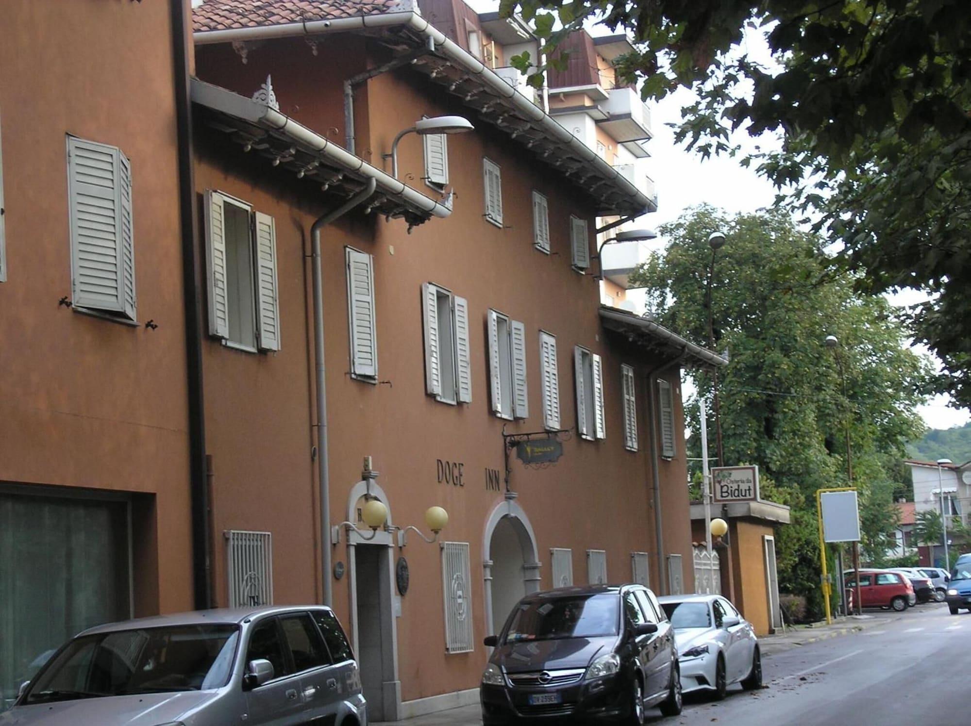 Vista Exterior Doge Inn