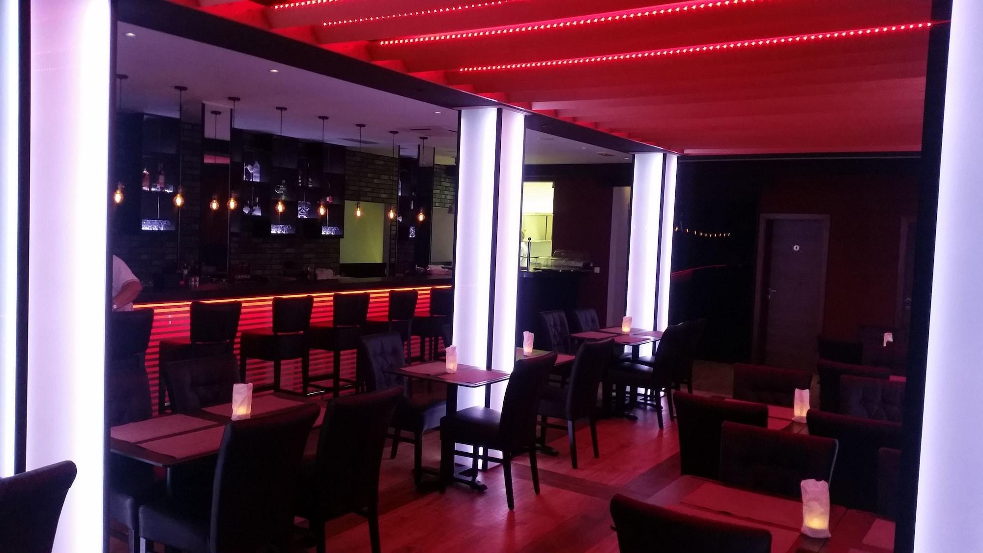 Bar/Salón Sunset Split Rooms