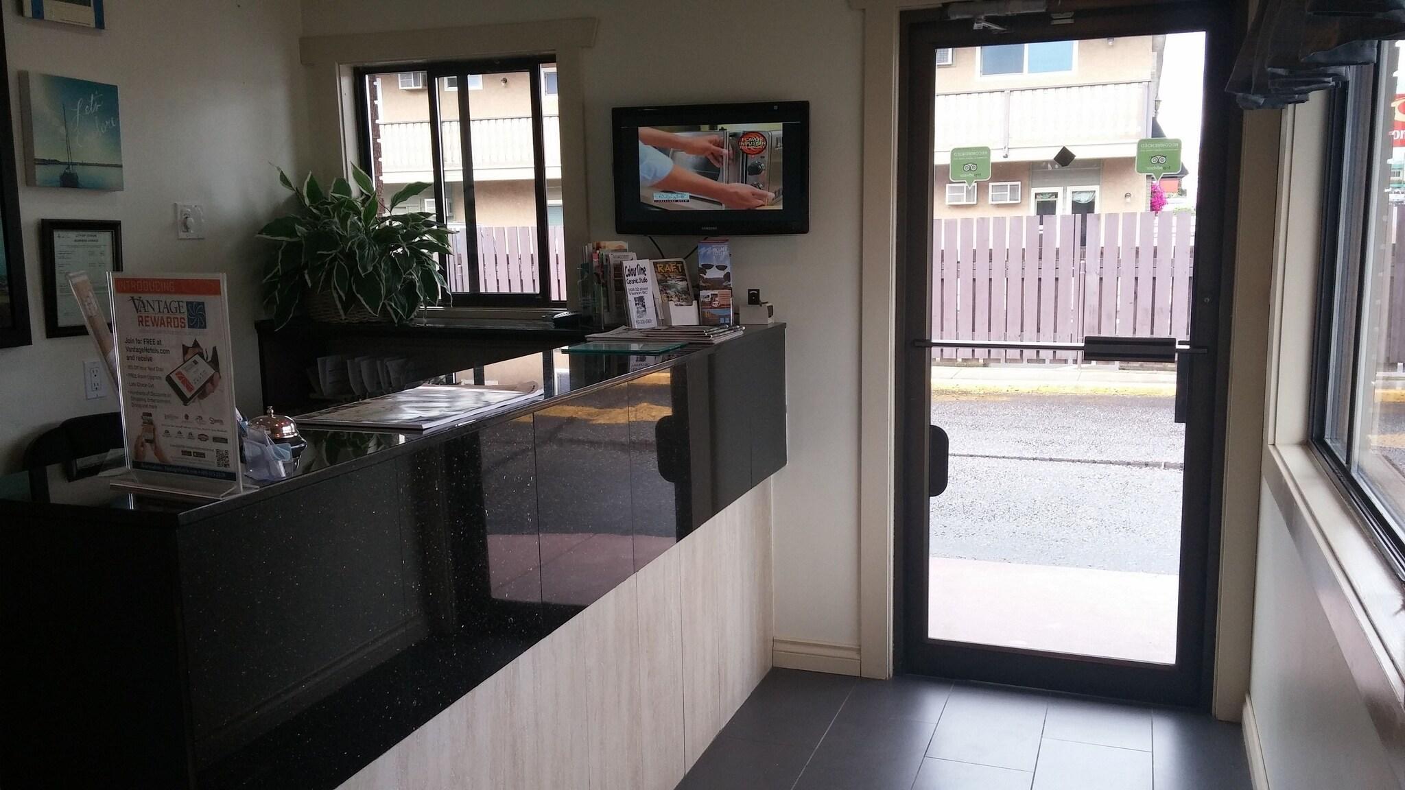 Vista Lobby Canadas Best Value Inn & Suites Vernon