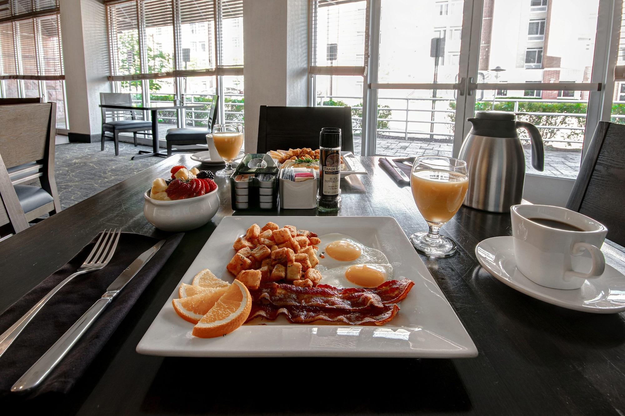 Restaurant Holiday Inn Detroit Metro Airport by IHG