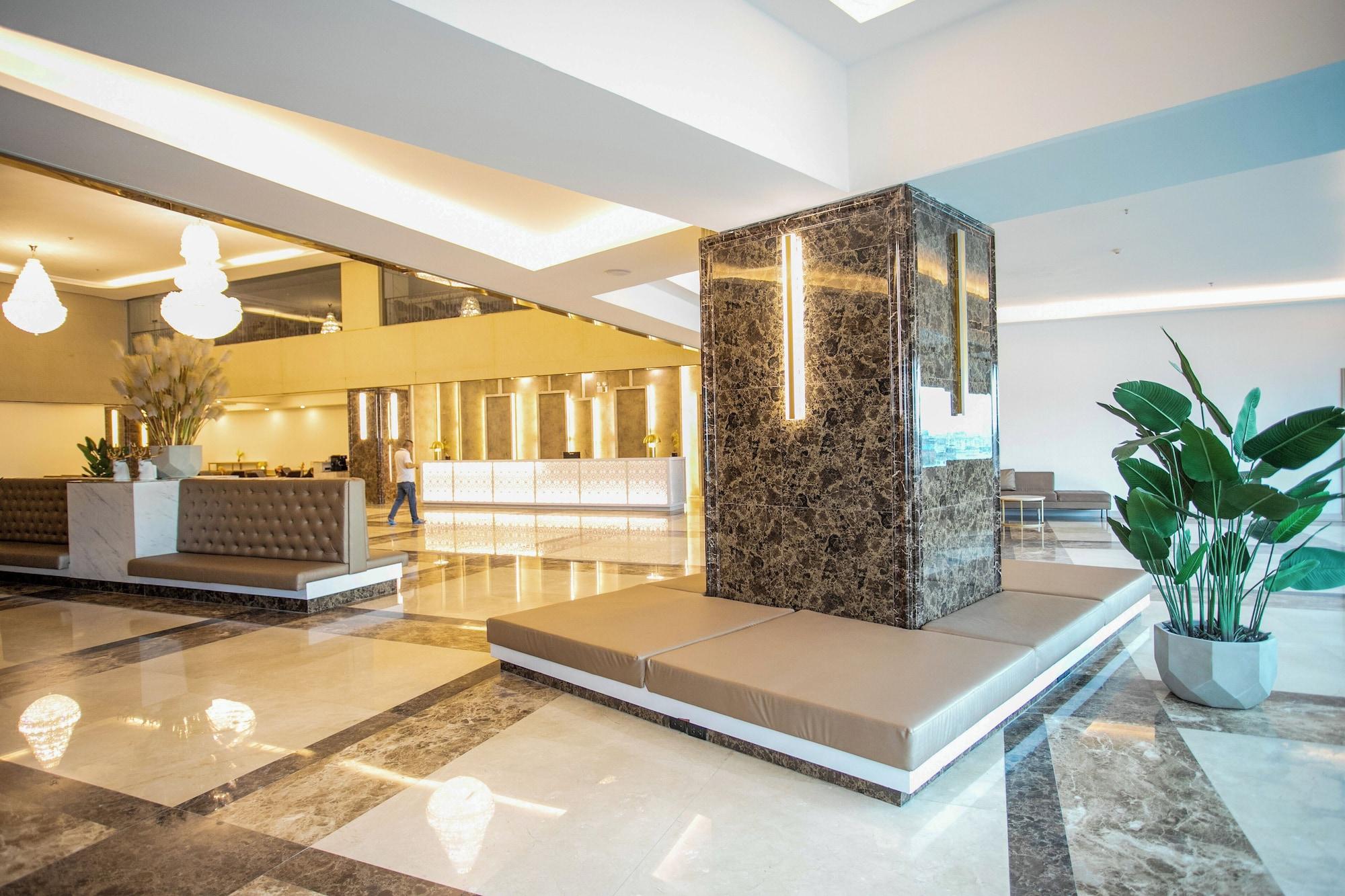 Vista Lobby Enrich Grand Hotel