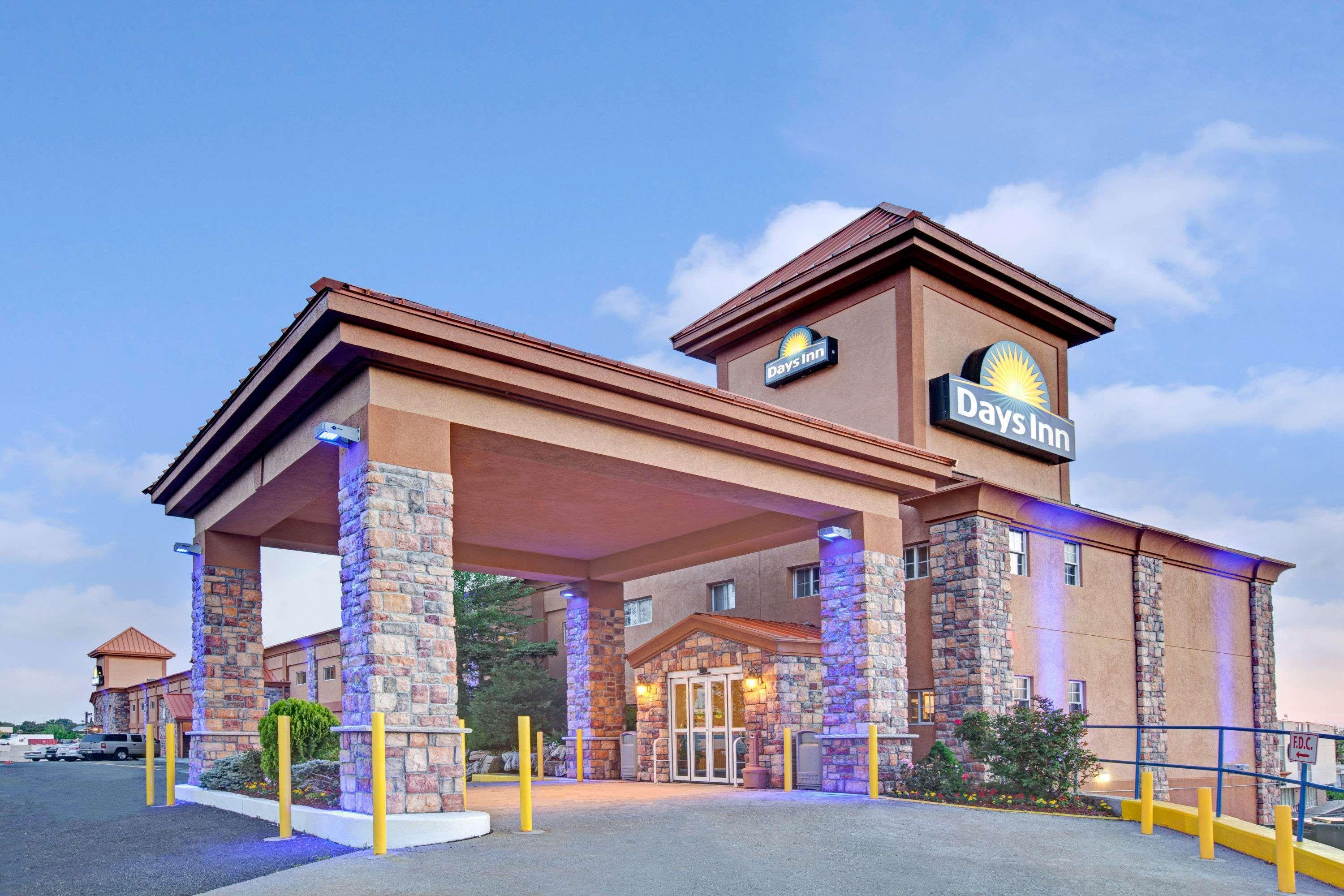 Vista Exterior Days Inn by Wyndham Ridgefield NJ