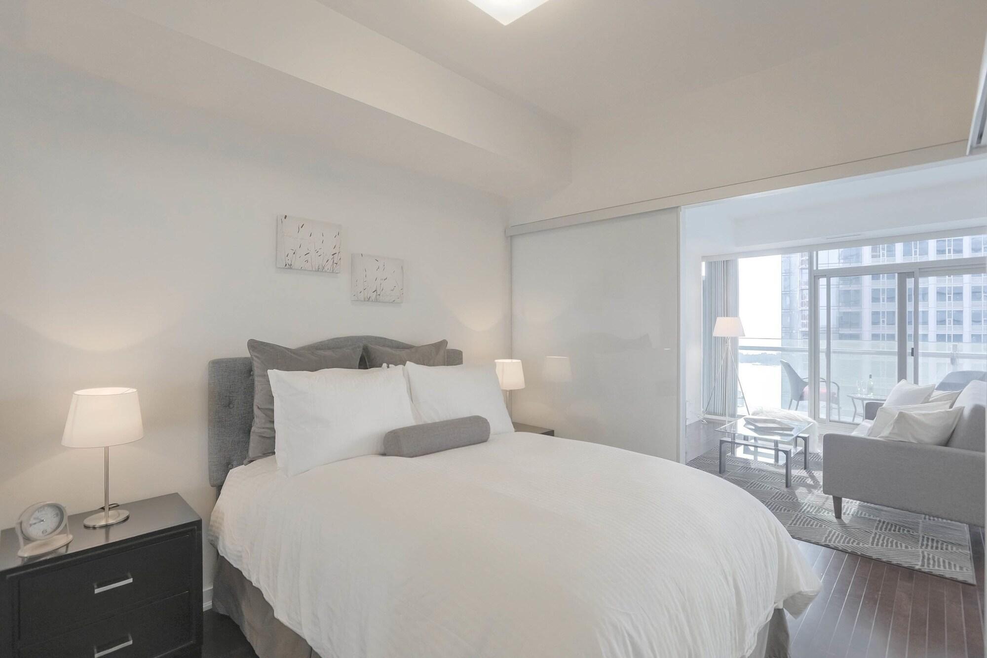Varios Noel Suites - York and Simcoe