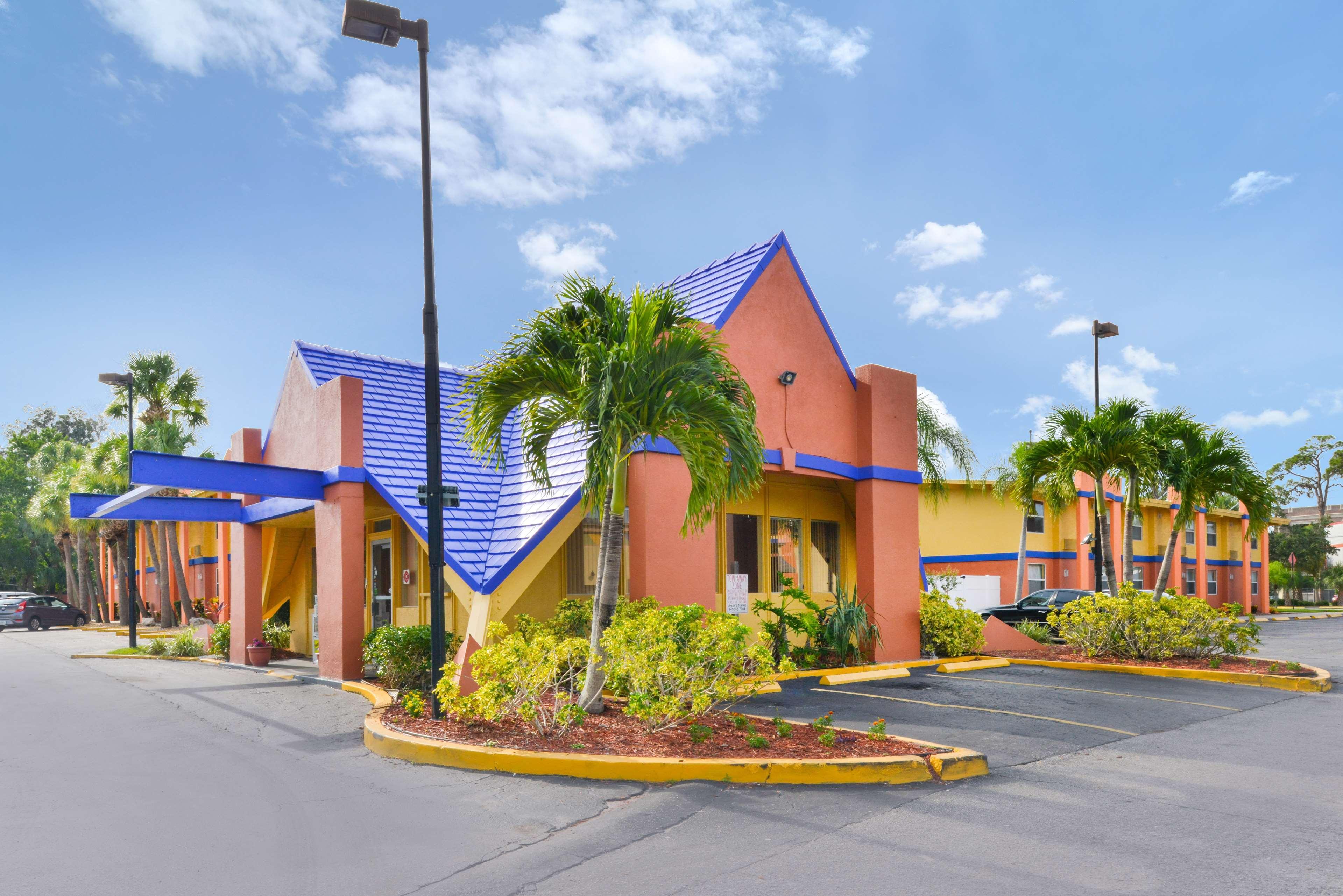 Vista Exterior Americas Best Value Inn Sarasota