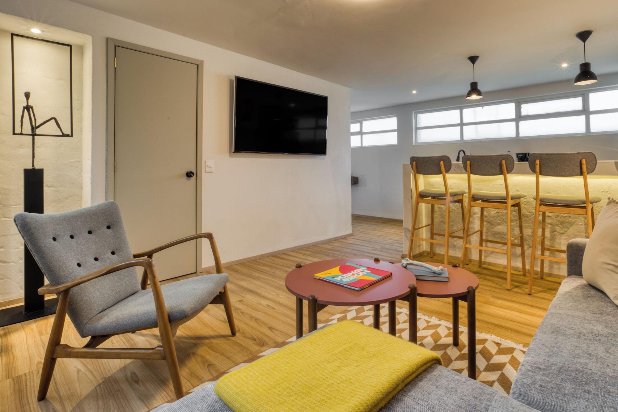 Restaurant Comfy Apartment with Leafy Views by Tasman