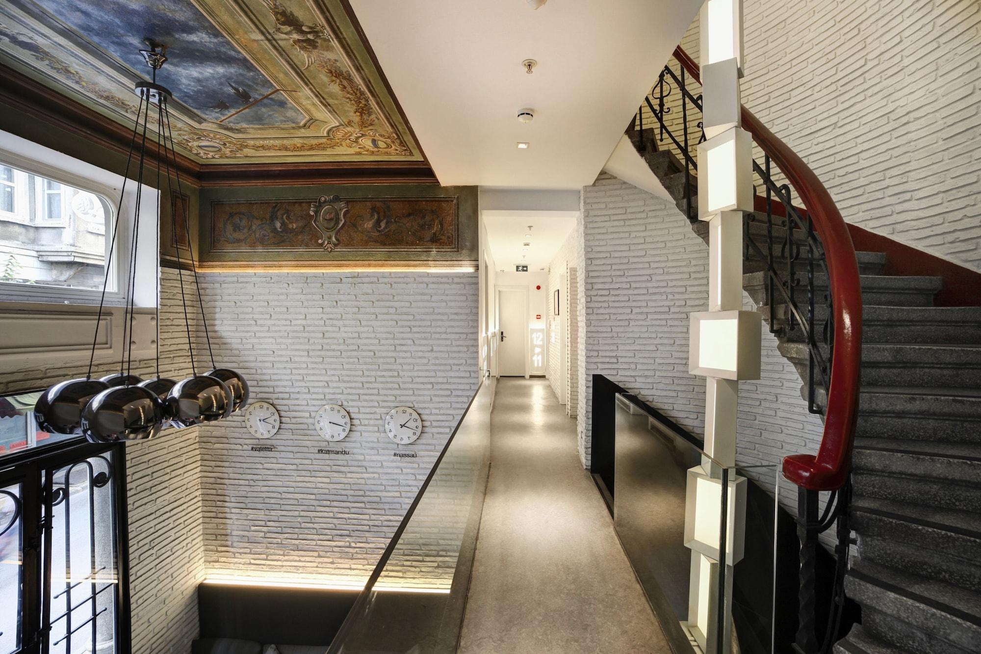 Varios Wabi Hostels
