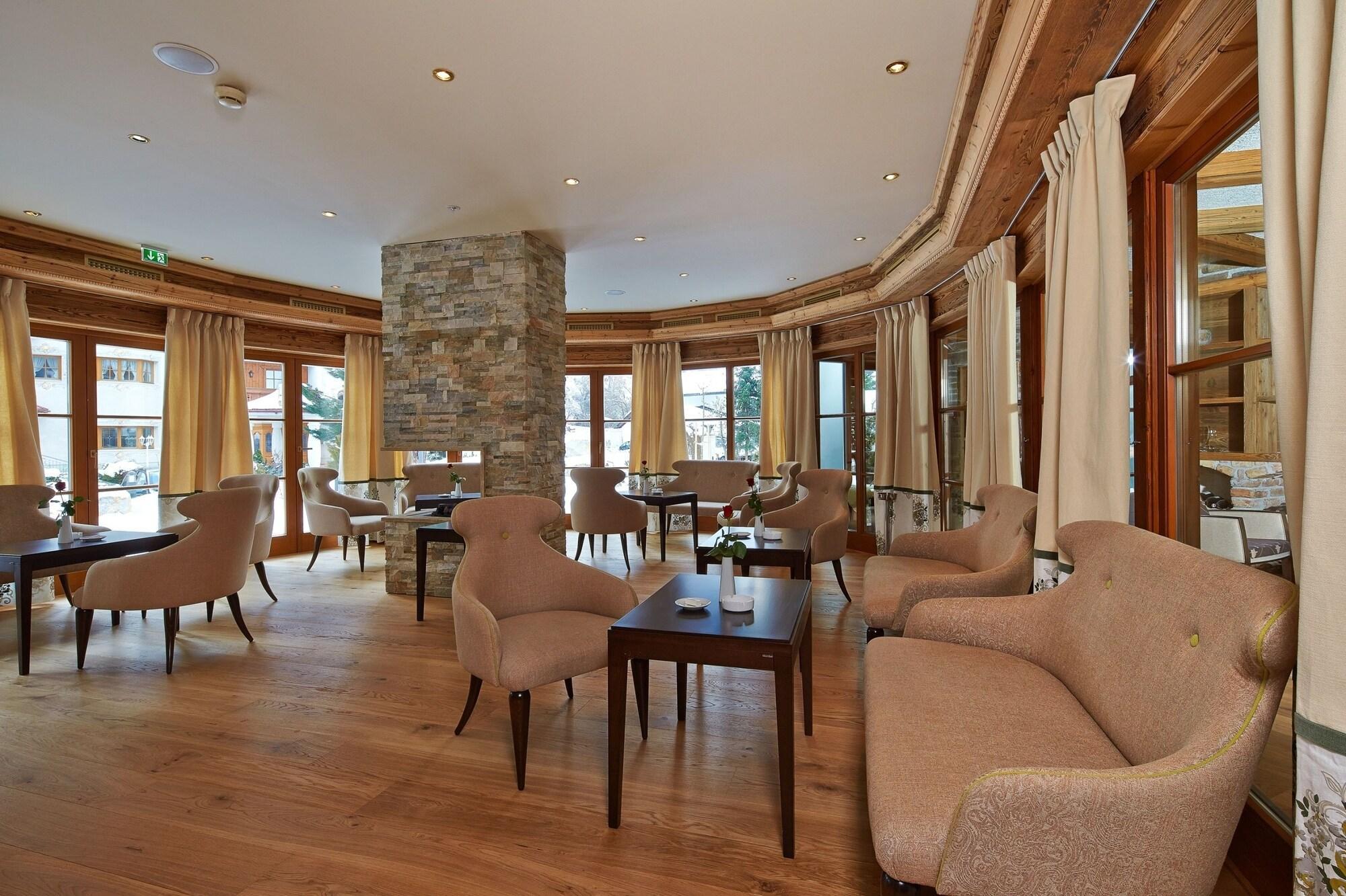 Bar/Salón Alpeiner Nature Resort Tirol