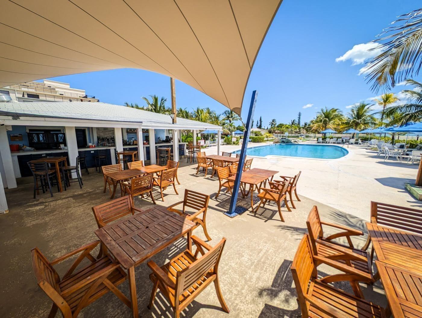 Restaurant Coral Beach Hotel and Condominiums