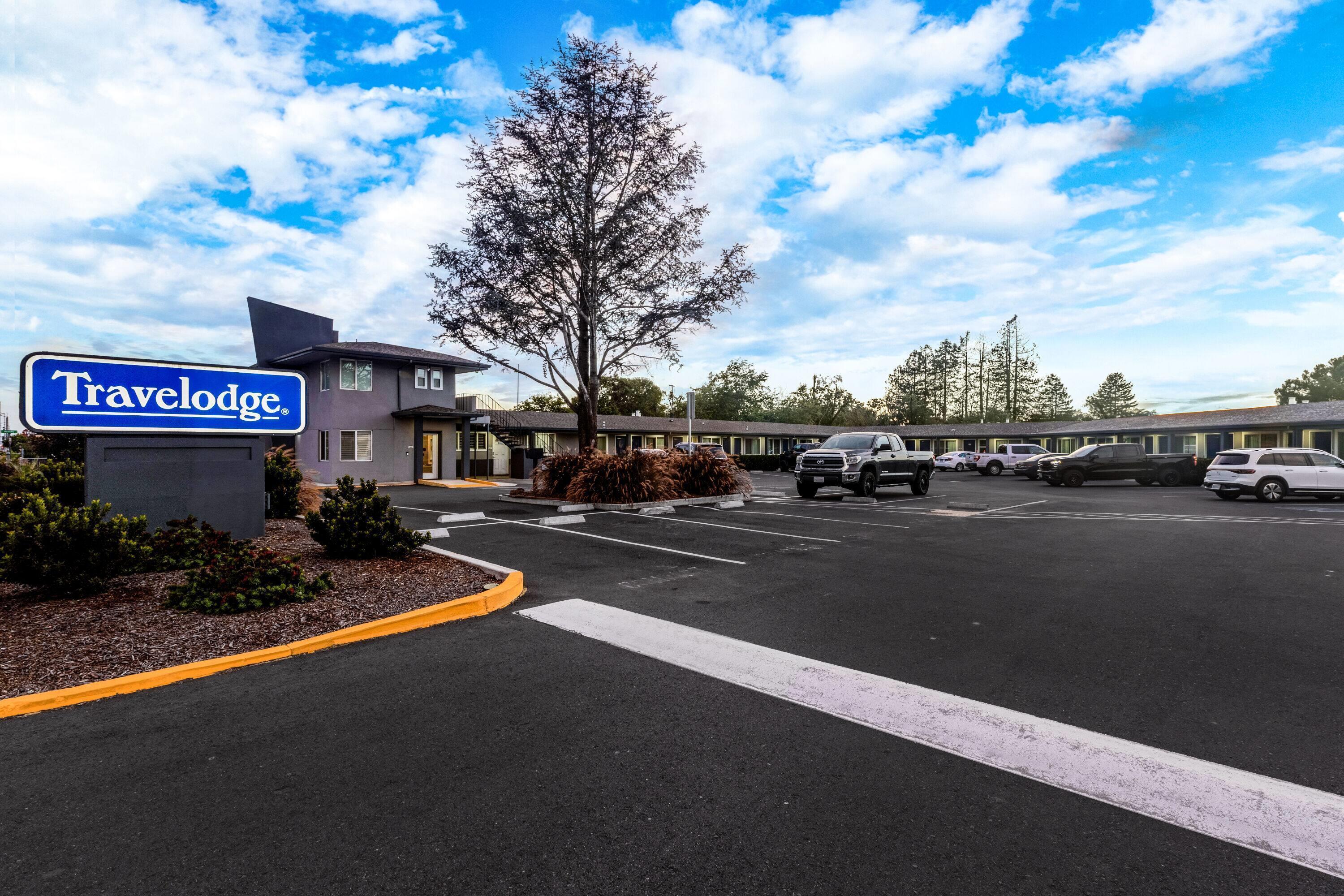 Vista Exterior Travelodge by Wyndham Santa Rosa Wine Country